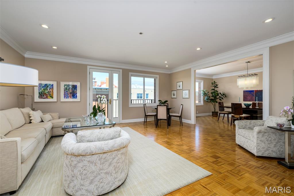 St Louis, Missouri, 63105, United States, 2 Bedrooms Bedrooms, ,2 BathroomsBathrooms,Residential,For Sale,1828450