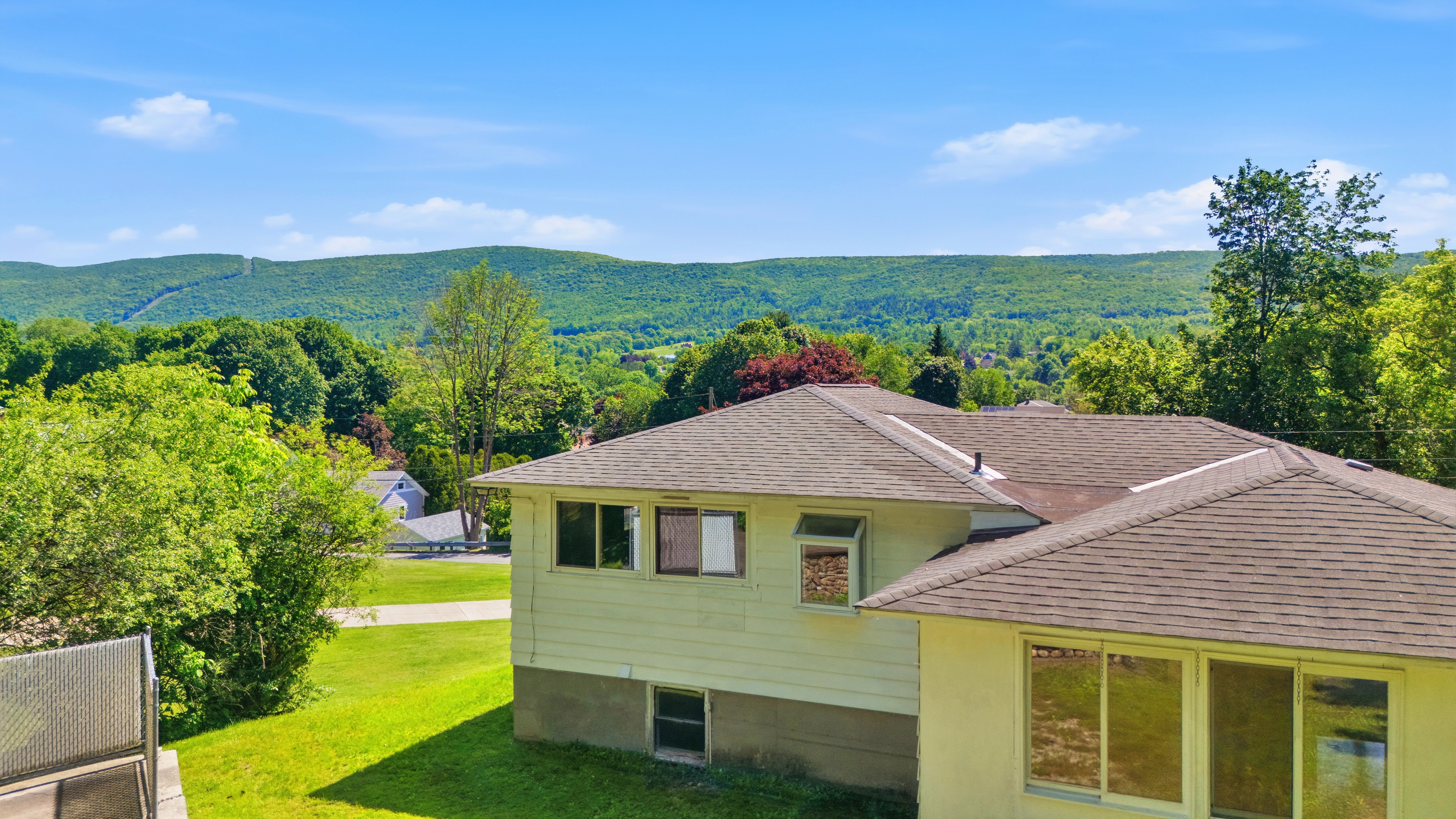  First Time Offered: Well-Maintained Split-Level on a Beautiful Berkshire Lot - 物件實景