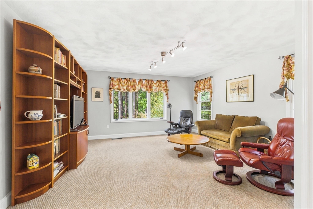 Middleton, Massachusetts, 01949, United States, 4 Bedrooms Bedrooms, ,3 BathroomsBathrooms,Residential,For Sale,2048371