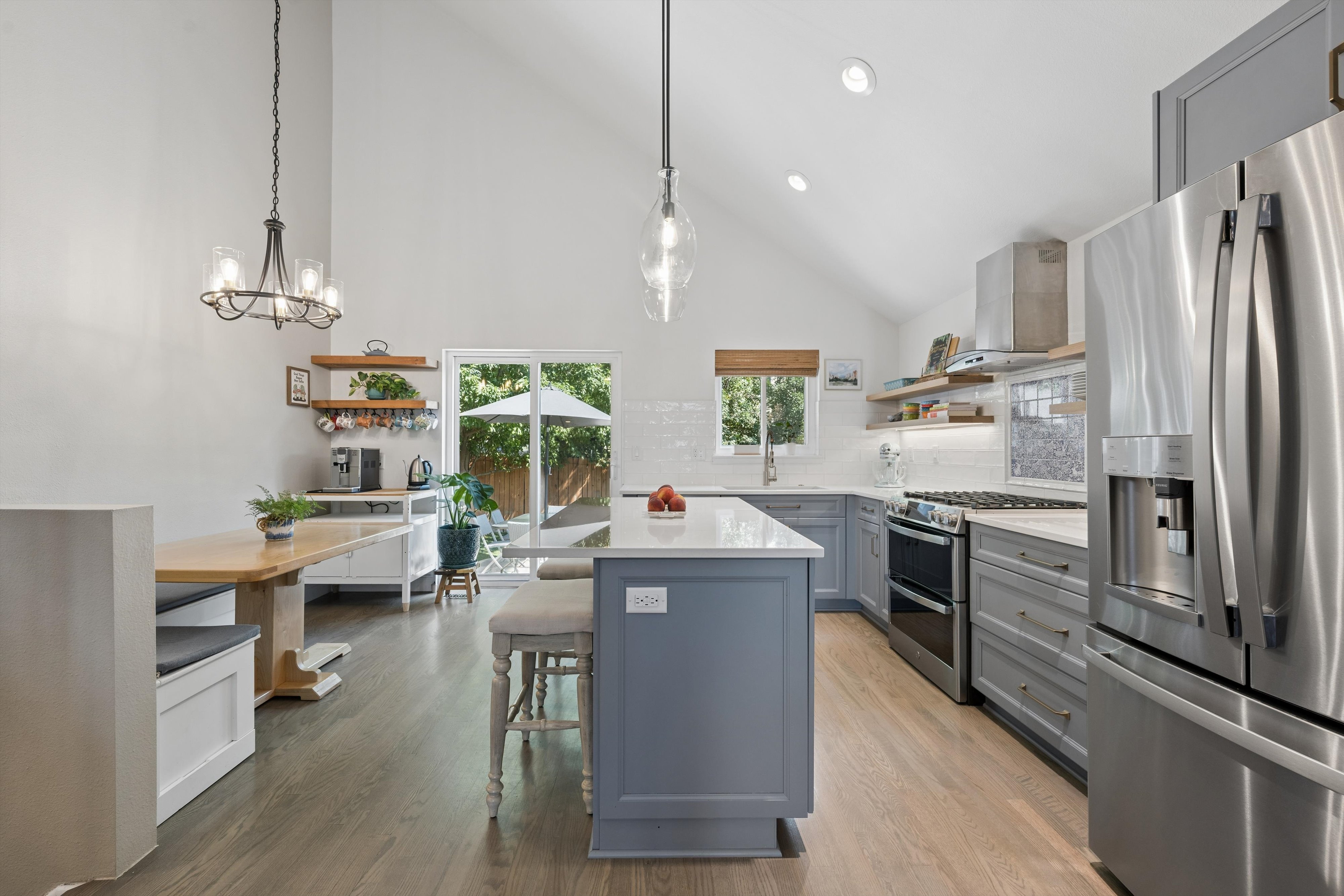  Beautifully updated home-Renovated from top to bottom with exceptional attention - 物件實景