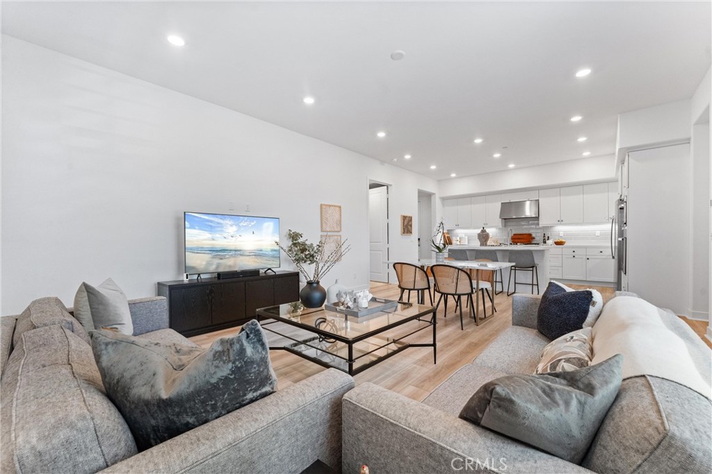 Irvine, California, 92618, United States, 2 Bedrooms Bedrooms, ,2 BathroomsBathrooms,Residential,For Sale,1988212