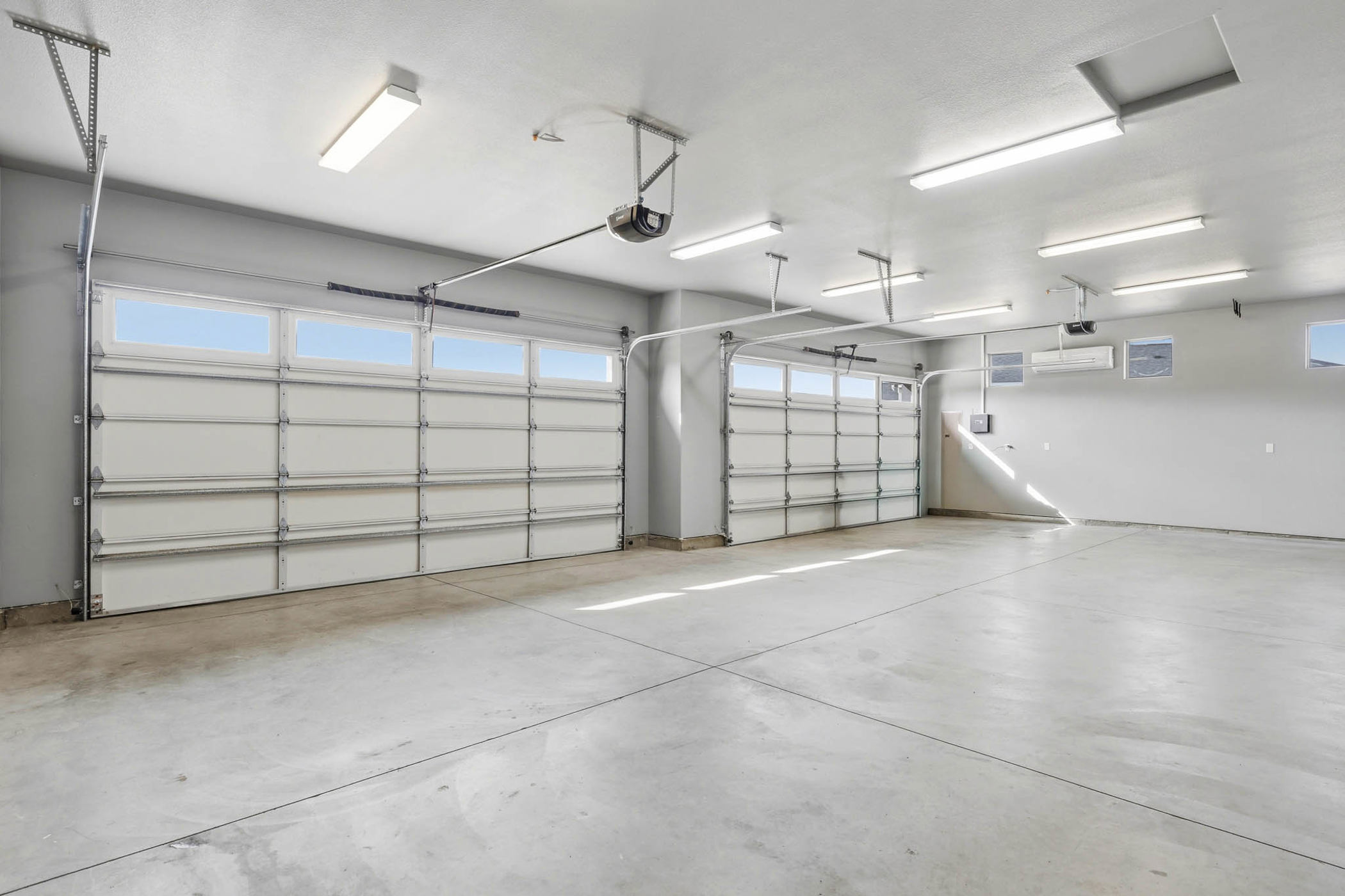  4 car garage in cul-de-sac Upgrades, single level - 物件實景