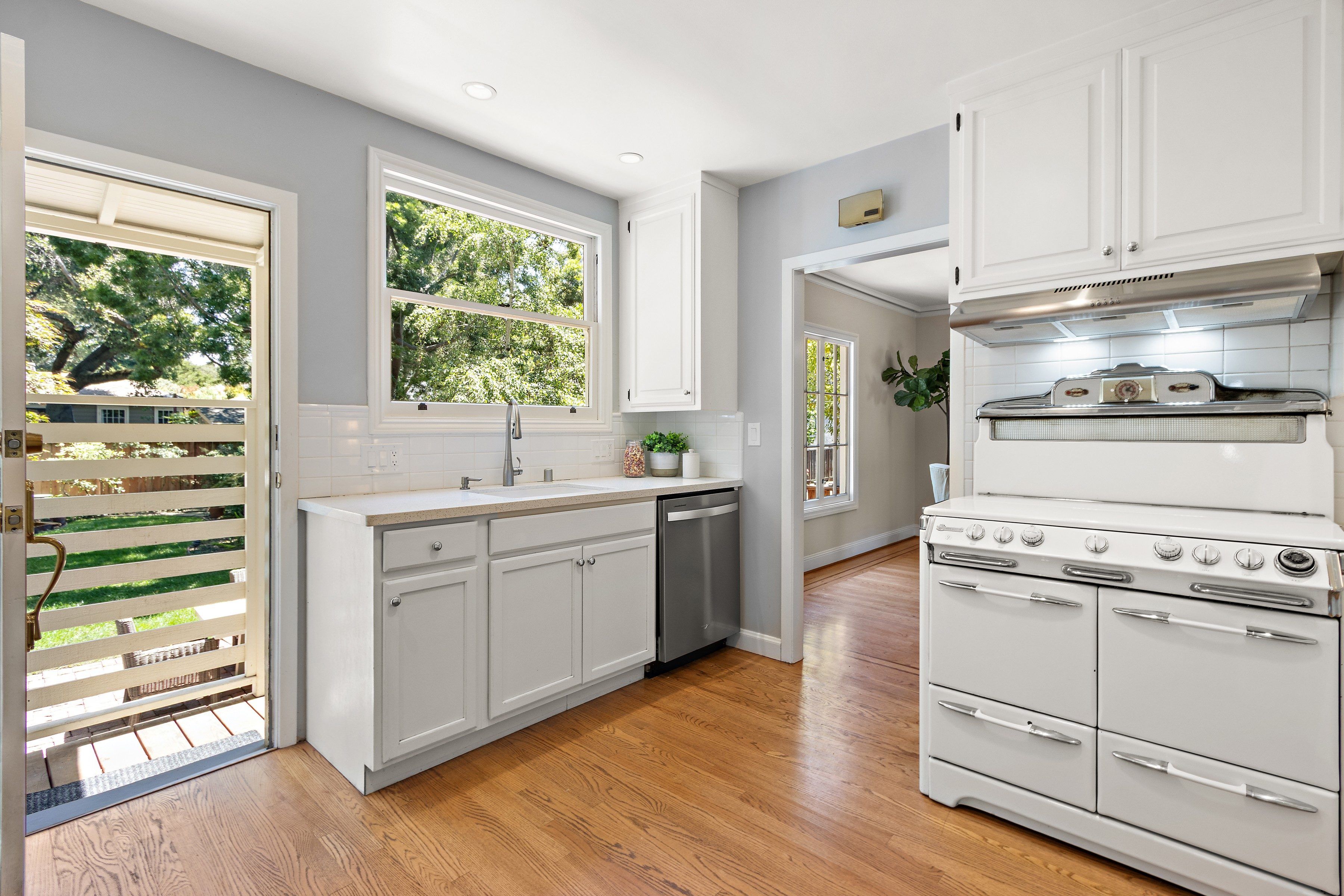  Crocker Highlands Classic with Modern Touches and Backyard Retreat - 物件實景