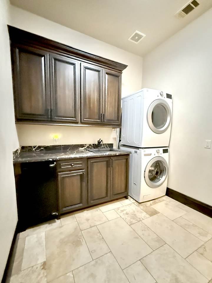 Carlsbad, New Mexico, 88220, United States, 4 Bedrooms Bedrooms, ,6 BathroomsBathrooms,Residential,For Sale,1974885