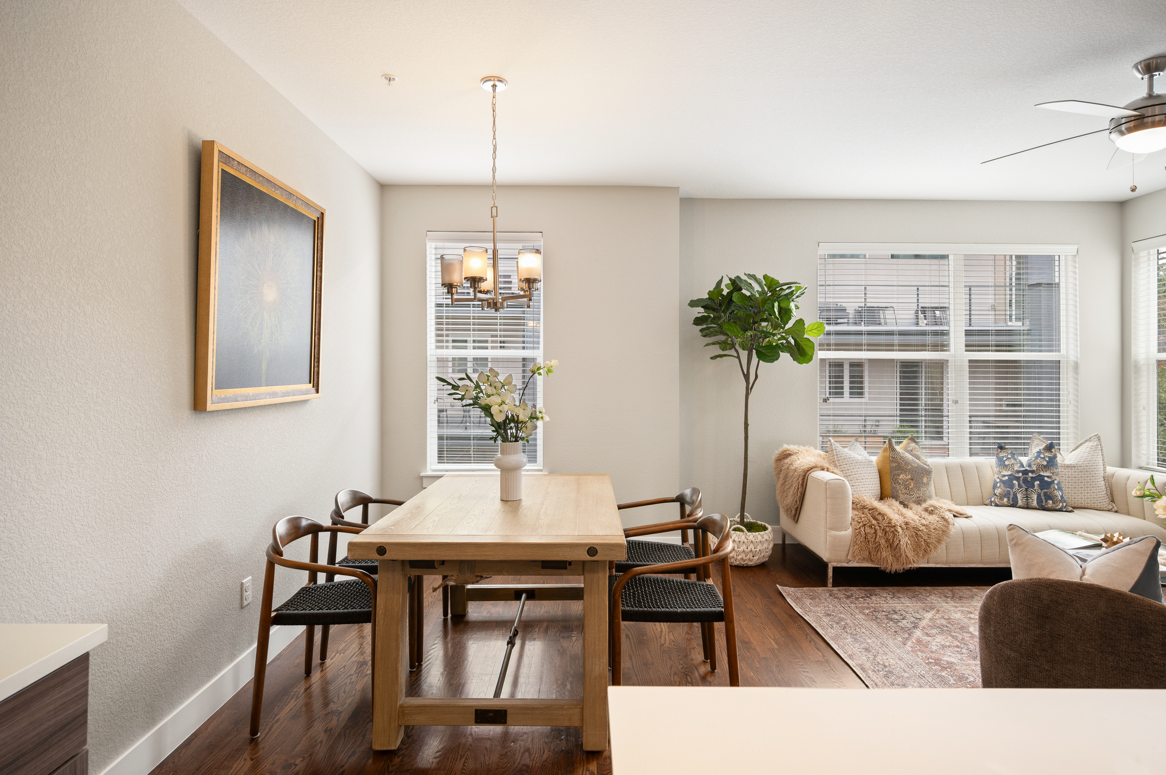  Beautifully Maintained Corner-Unit Townhome with Rooftop Views - 物件實景