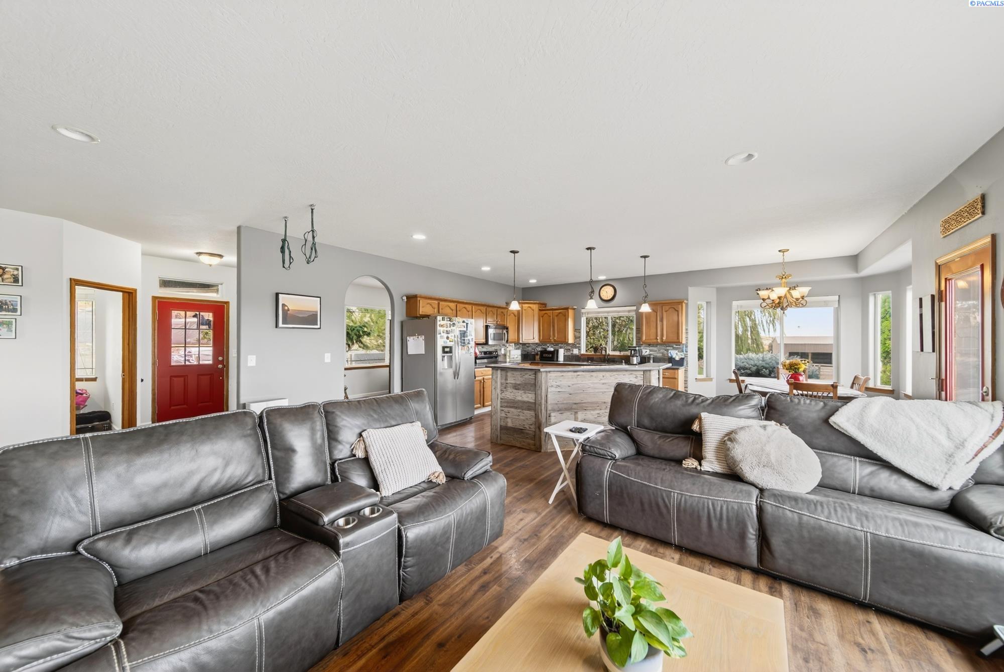 Prosser, Washington, 99350, United States, 3 Bedrooms Bedrooms, ,2 BathroomsBathrooms,Residential,For Sale,1964108