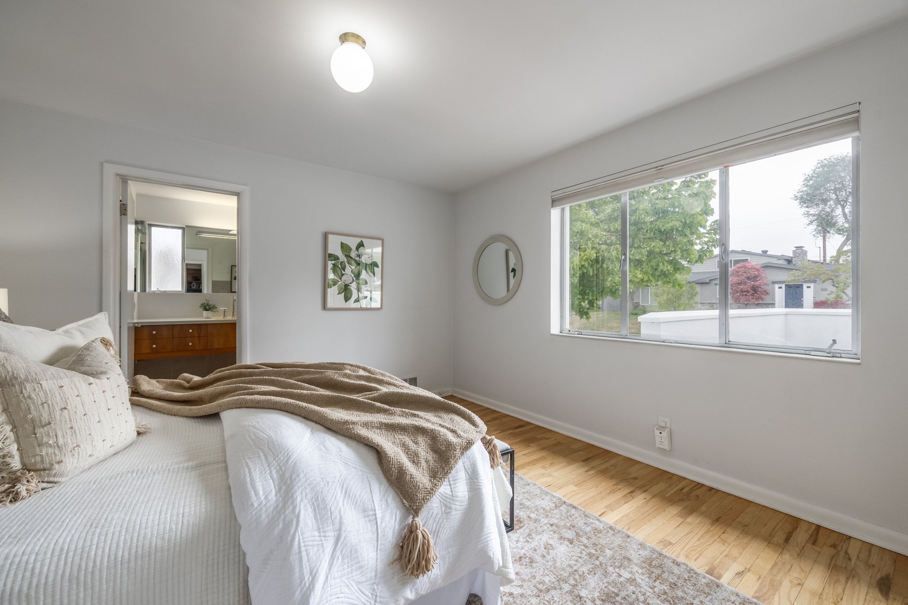  Elegant Contemporary Rambler in Sought After Neighborhood - 物件實景