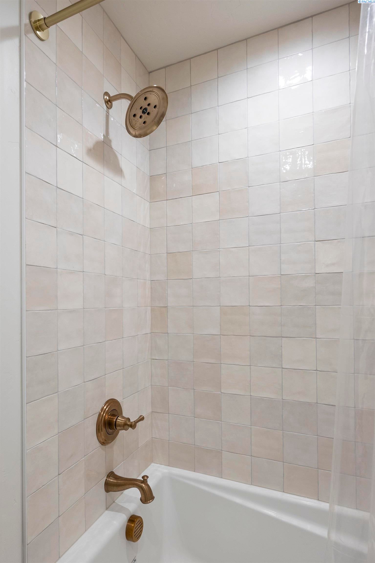 Pasco, Washington, 99301, United States, 4 Bedrooms Bedrooms, ,3 BathroomsBathrooms,Residential,For Sale,2005425