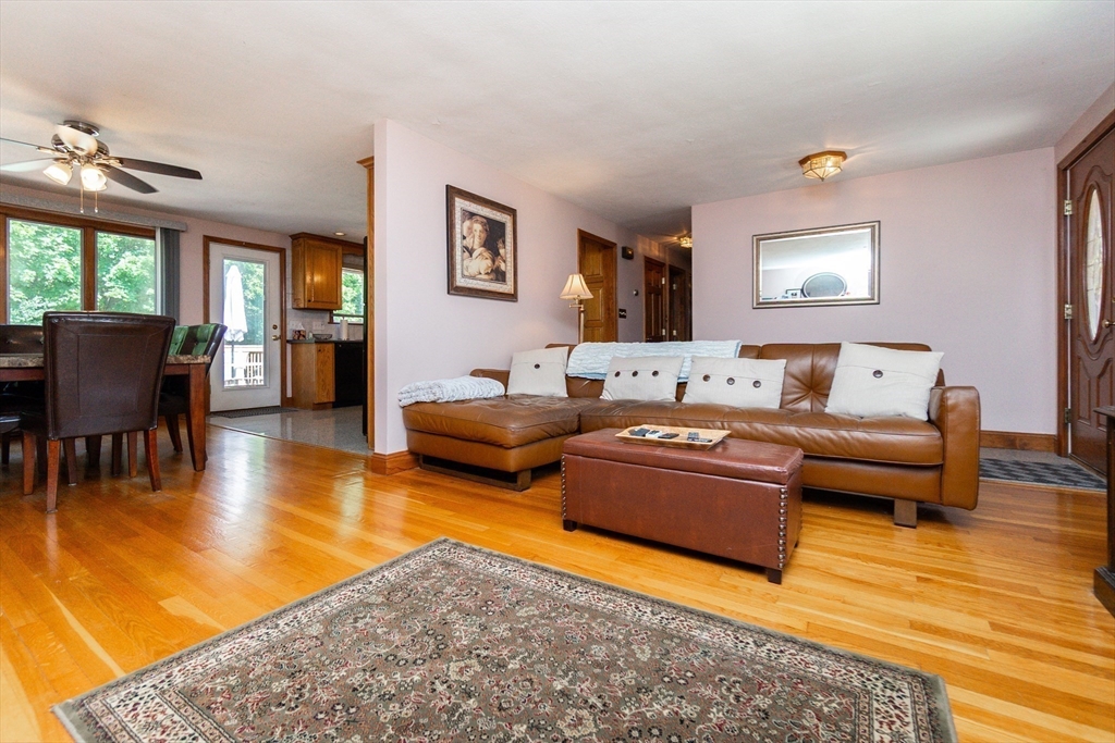 Saugus, Massachusetts, 01906, United States, 3 Bedrooms Bedrooms, ,2 BathroomsBathrooms,Residential,For Sale,1982387