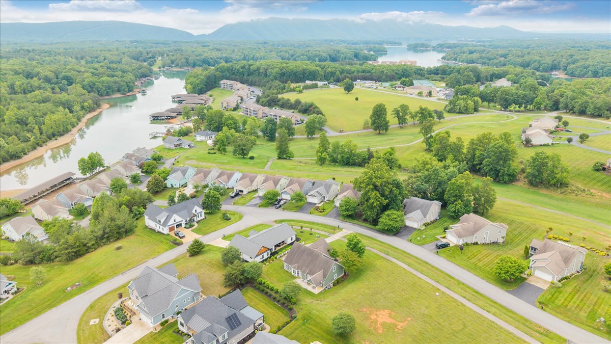 Huddleston, Virginia, 24104, United States, 4 Bedrooms Bedrooms, ,4 BathroomsBathrooms,Residential,For Sale,2048445
