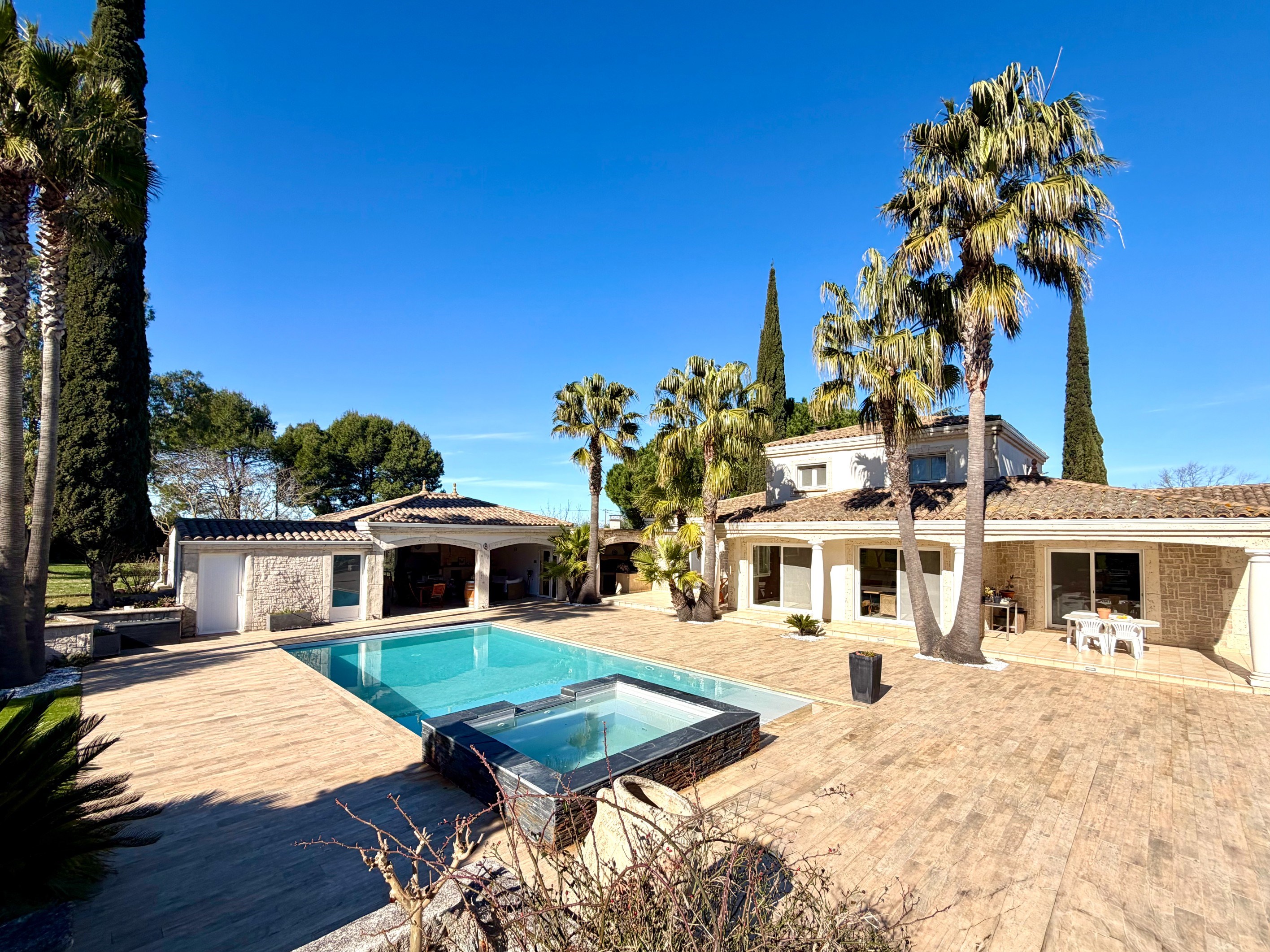  Just 10 minutes from the beaches, a spacious family villa in a lush park... - 物件實景