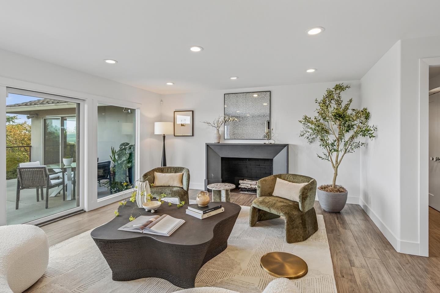 Hillsborough, California, 94010, United States, 3 Bedrooms Bedrooms, ,4 BathroomsBathrooms,Residential,For Sale,1989109