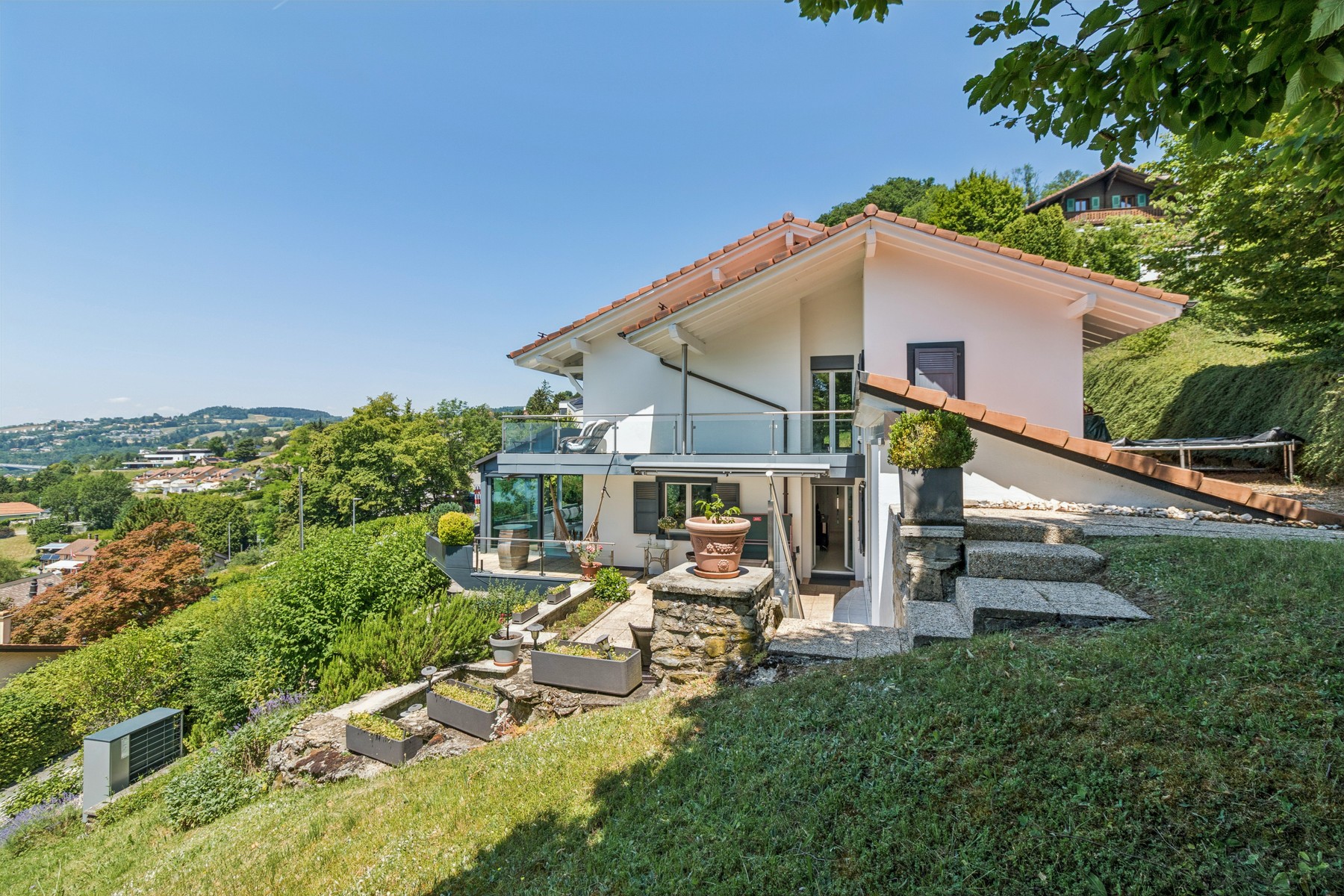  A property nestled between the sky, the lake, and the vineyards, offering an exc - 物件實景