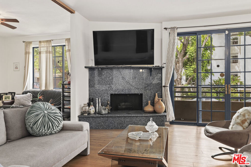 Sherman Oaks, California, 91423, United States, 2 Bedrooms Bedrooms, ,1 BathroomBathrooms,Residential,For Sale,1976281