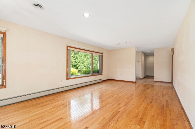 Blairstown Twp., New Jersey, 07832, United States, 3 Bedrooms Bedrooms, ,2 BathroomsBathrooms,Residential,For Sale,1898637