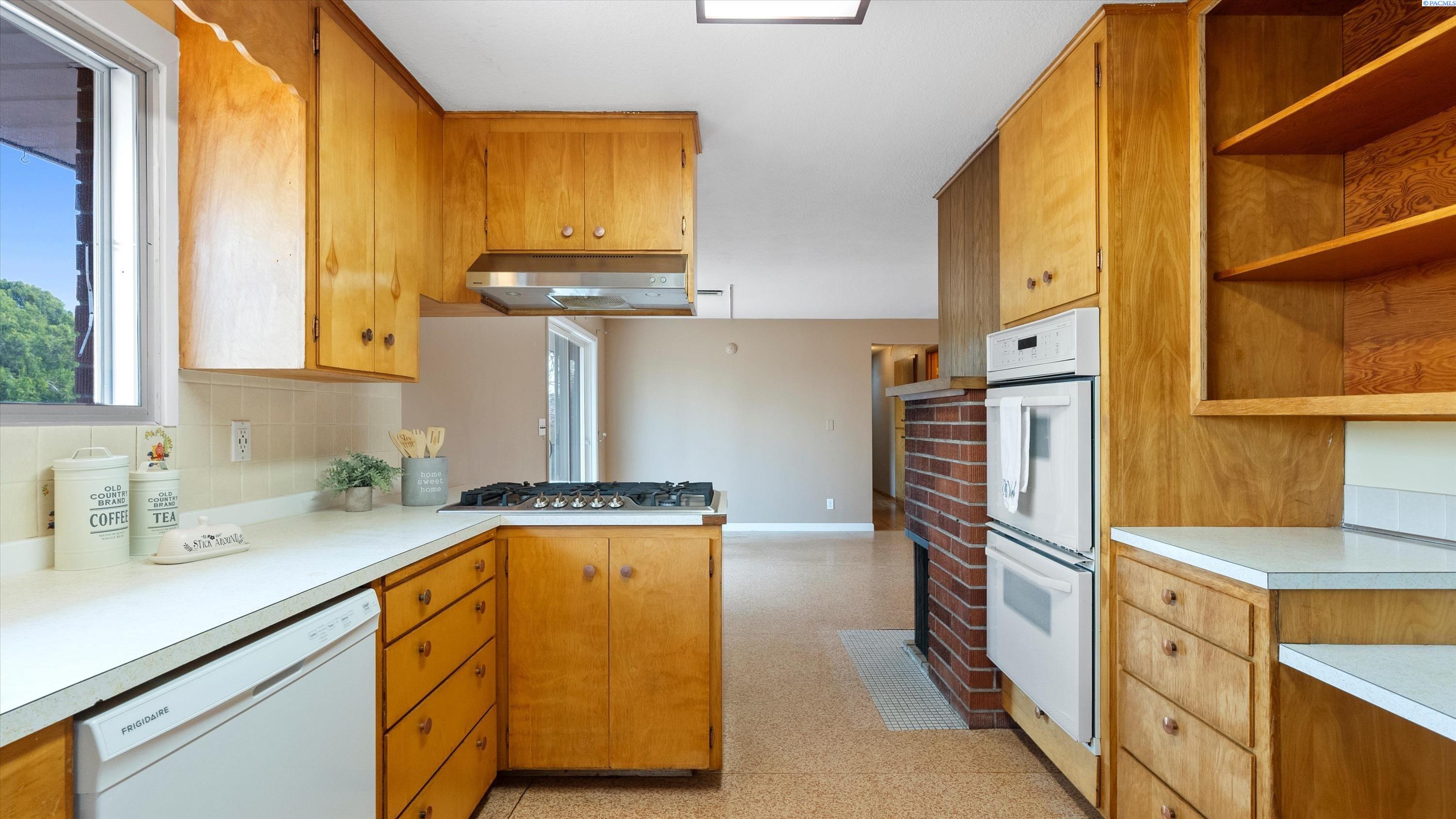 Kennewick, Washington, 99337, United States, 4 Bedrooms Bedrooms, ,2 BathroomsBathrooms,Residential,For Sale,1939902