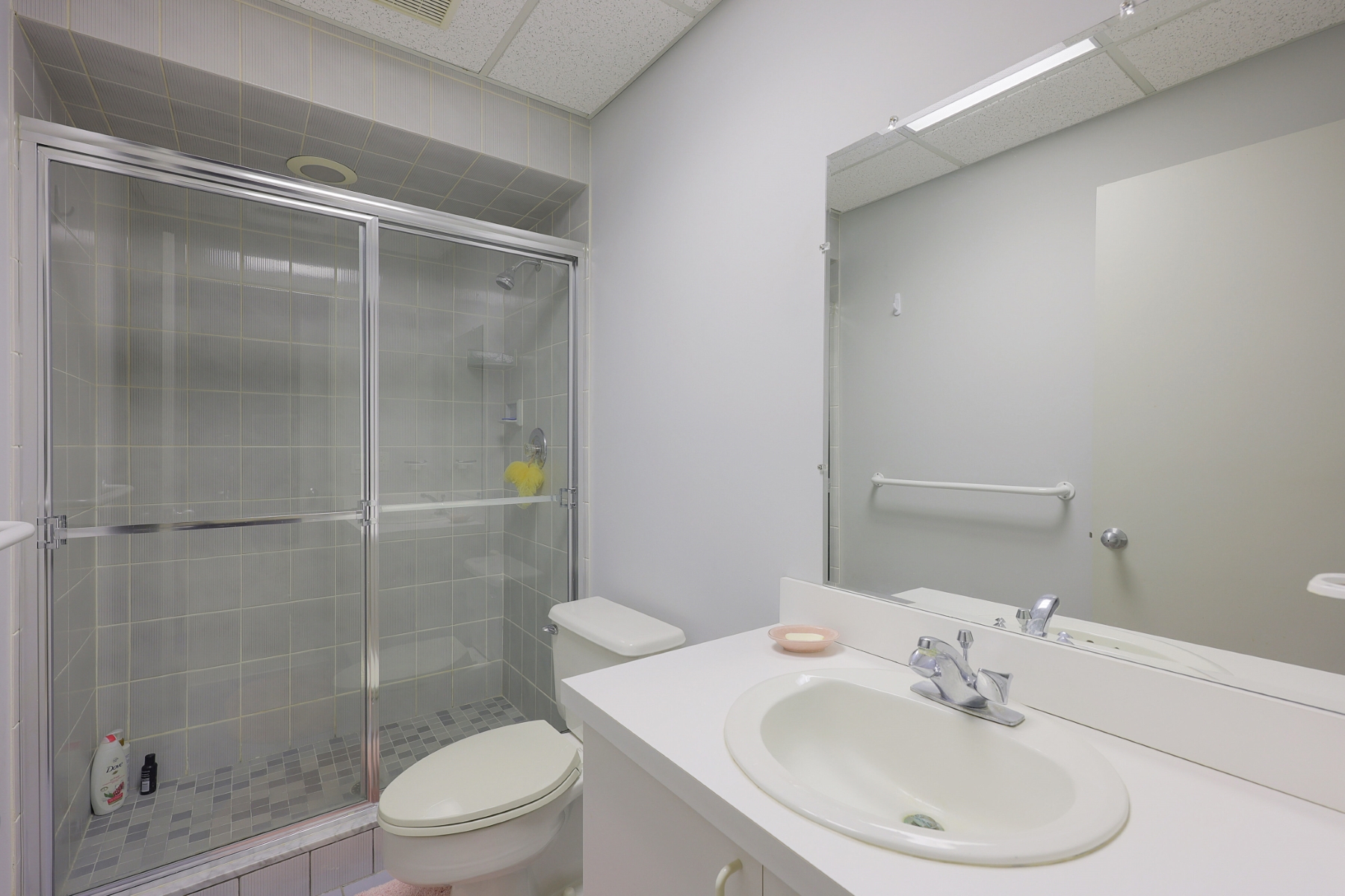  Contemporary Colonial Set in Peaceful Private Setting - 物件實景