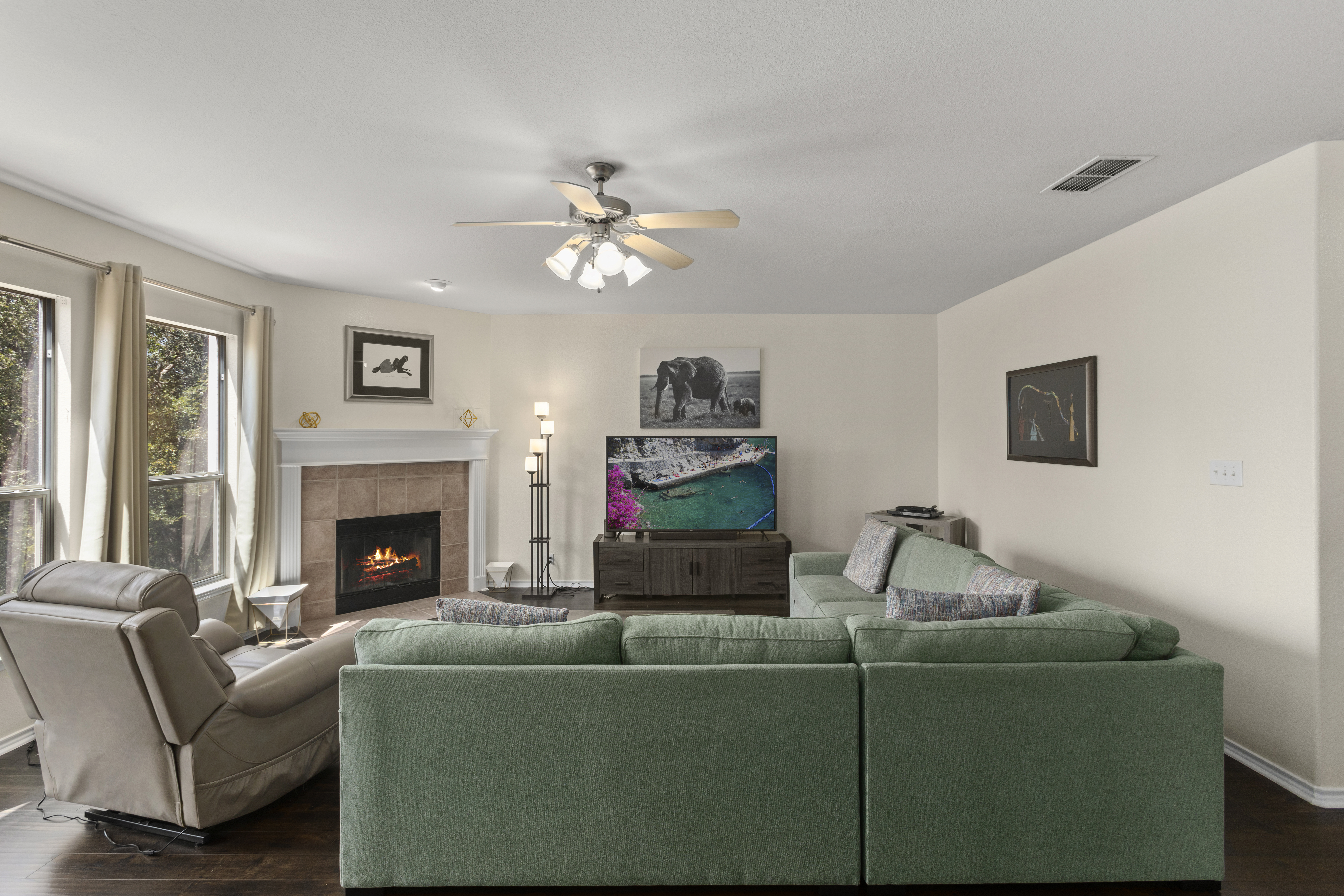  Spacious Home with Greenbelt Views - 物件實景
