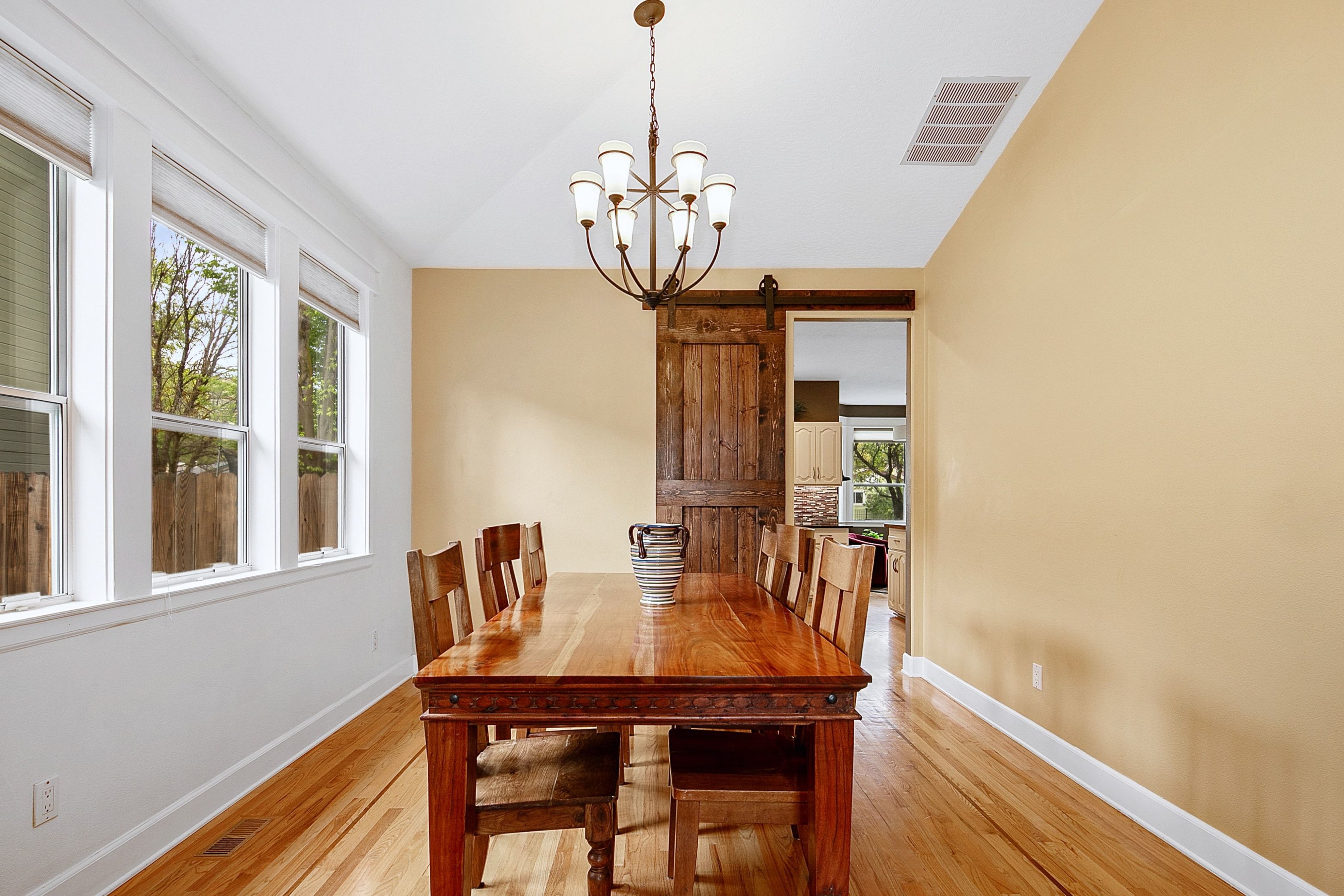  Spacious Updated Home Backs To Park With Scenic Foothills Views - 物件實景