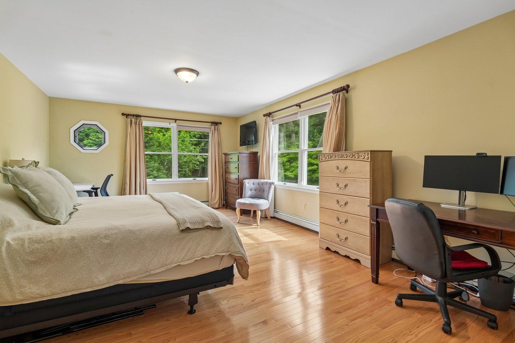  Charming Colonial Offers Comfort and Convenience - 物件實景