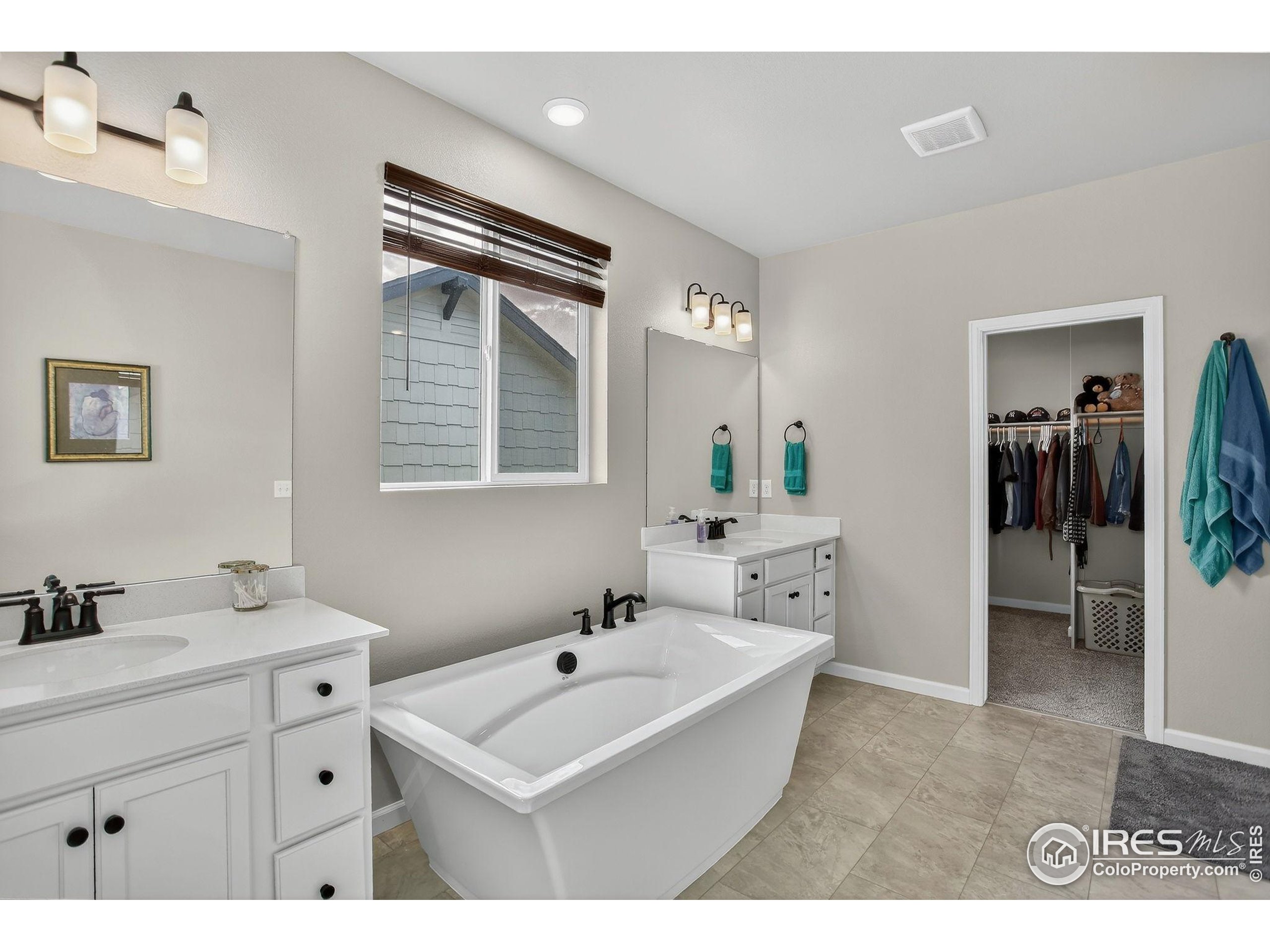 Mead, Colorado, 80542, United States, 5 Bedrooms Bedrooms, ,3 BathroomsBathrooms,Residential,For Sale,1941802