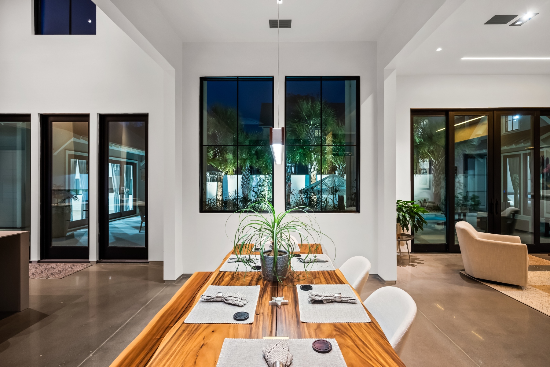  700 Stucco Lane, Mount Pleasant - 物件實景