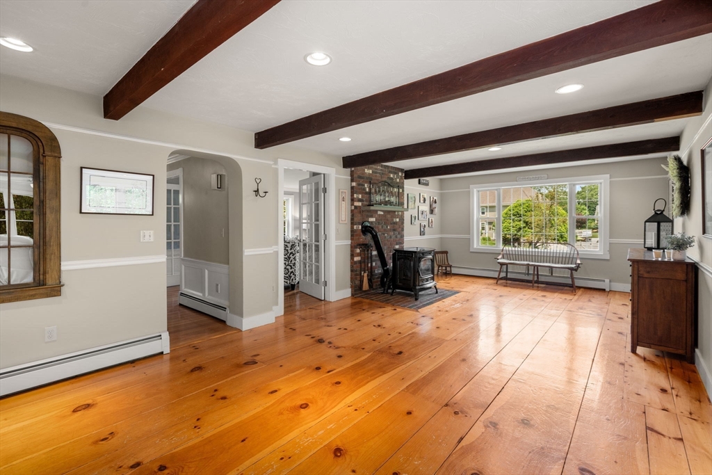 Paxton, Massachusetts, 01612, United States, 4 Bedrooms Bedrooms, ,4 BathroomsBathrooms,Residential,For Sale,1940308