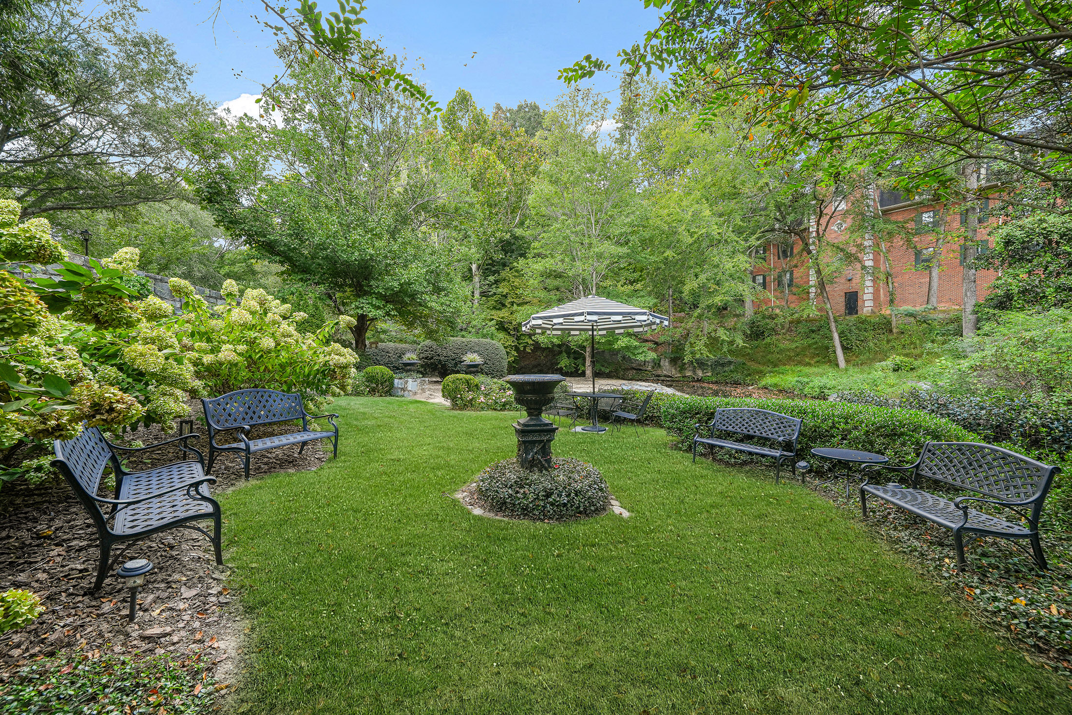  Beautiful Brick Townhome Offers Peaceful Park-like Living in Buckhead - 物件實景