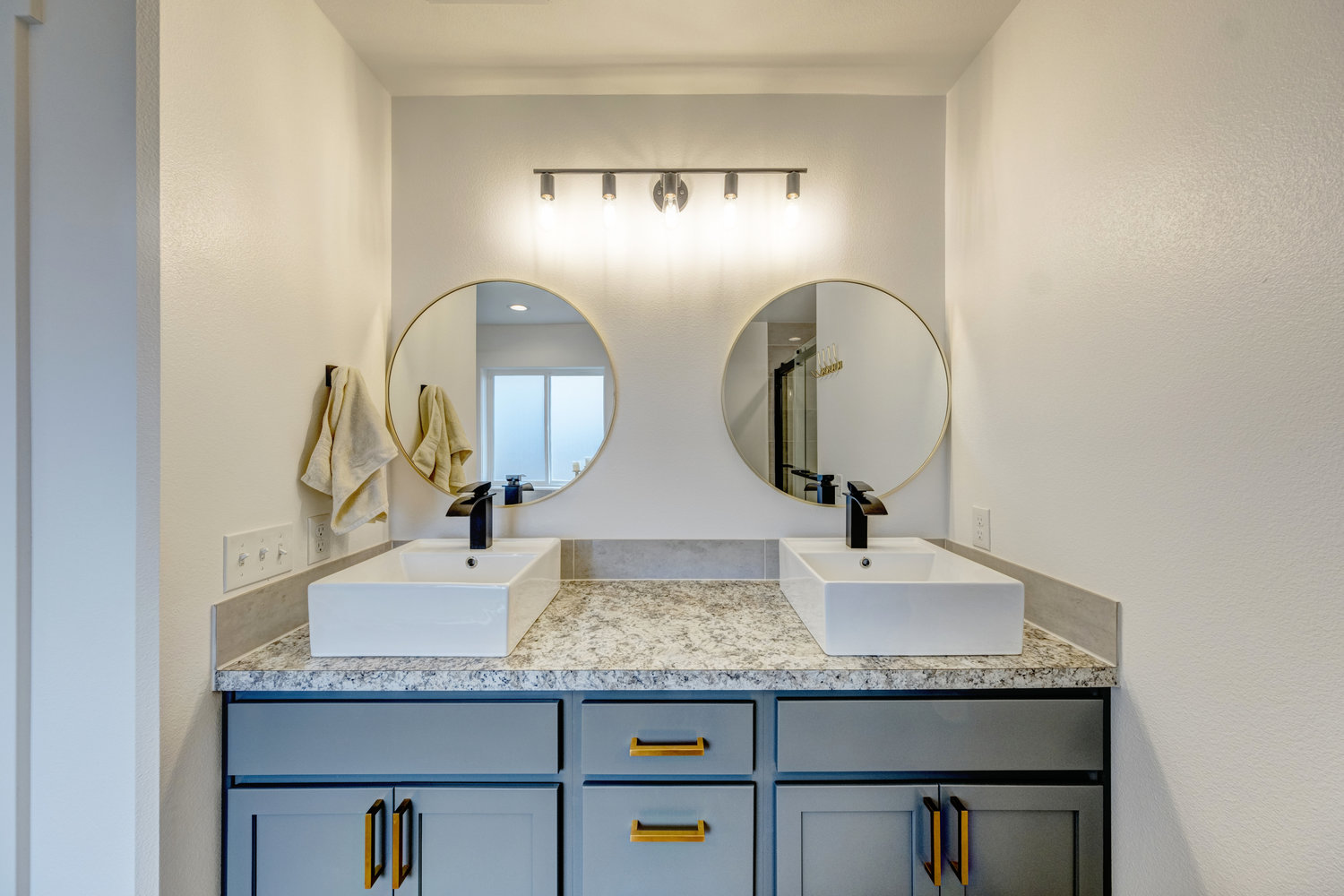 Ranchester, Wyoming, 82839, United States, 4 Bedrooms Bedrooms, ,3 BathroomsBathrooms,Residential,For Sale,1990445