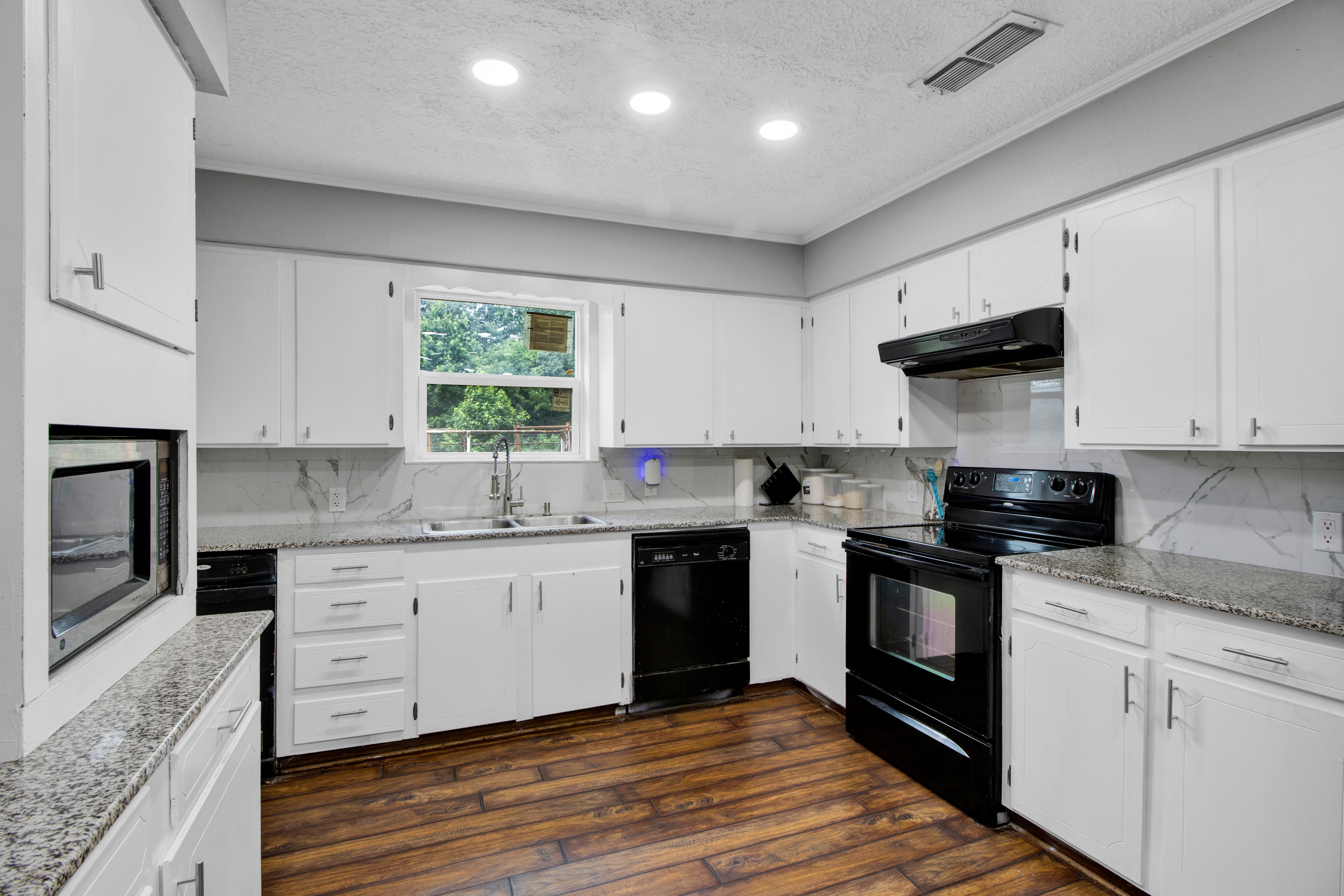 Henderson, Texas, 75652, United States, 6 Bedrooms Bedrooms, ,5 BathroomsBathrooms,Residential,For Sale,1920809