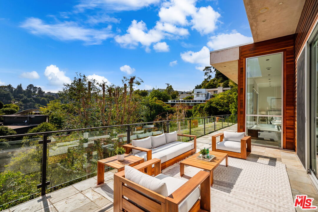 Los Angeles, California, 90049, United States, 4 Bedrooms Bedrooms, ,5 BathroomsBathrooms,Residential,For Sale,1901289