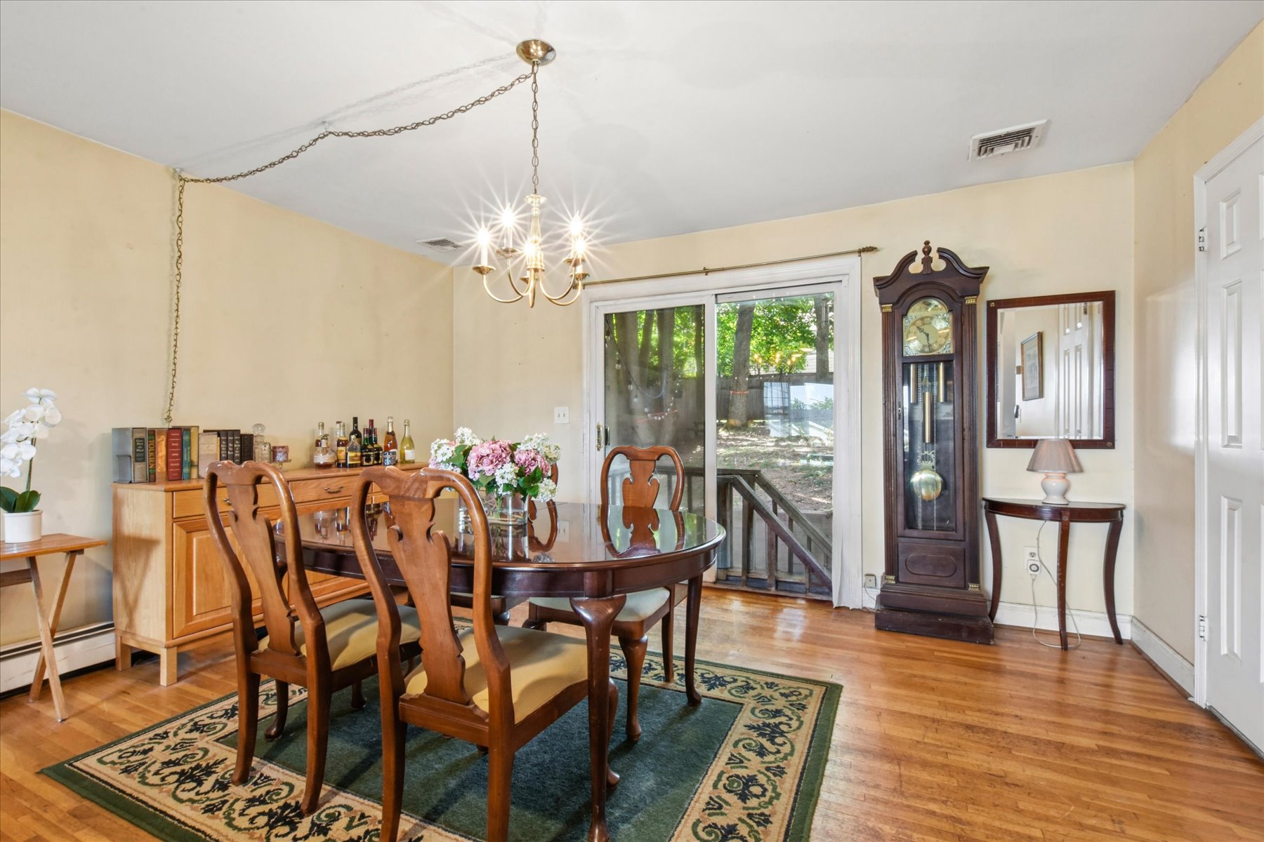  Opportunity Awaits to Reimagine Renovate and Make this Cape Cod Home Your Own - 物件實景