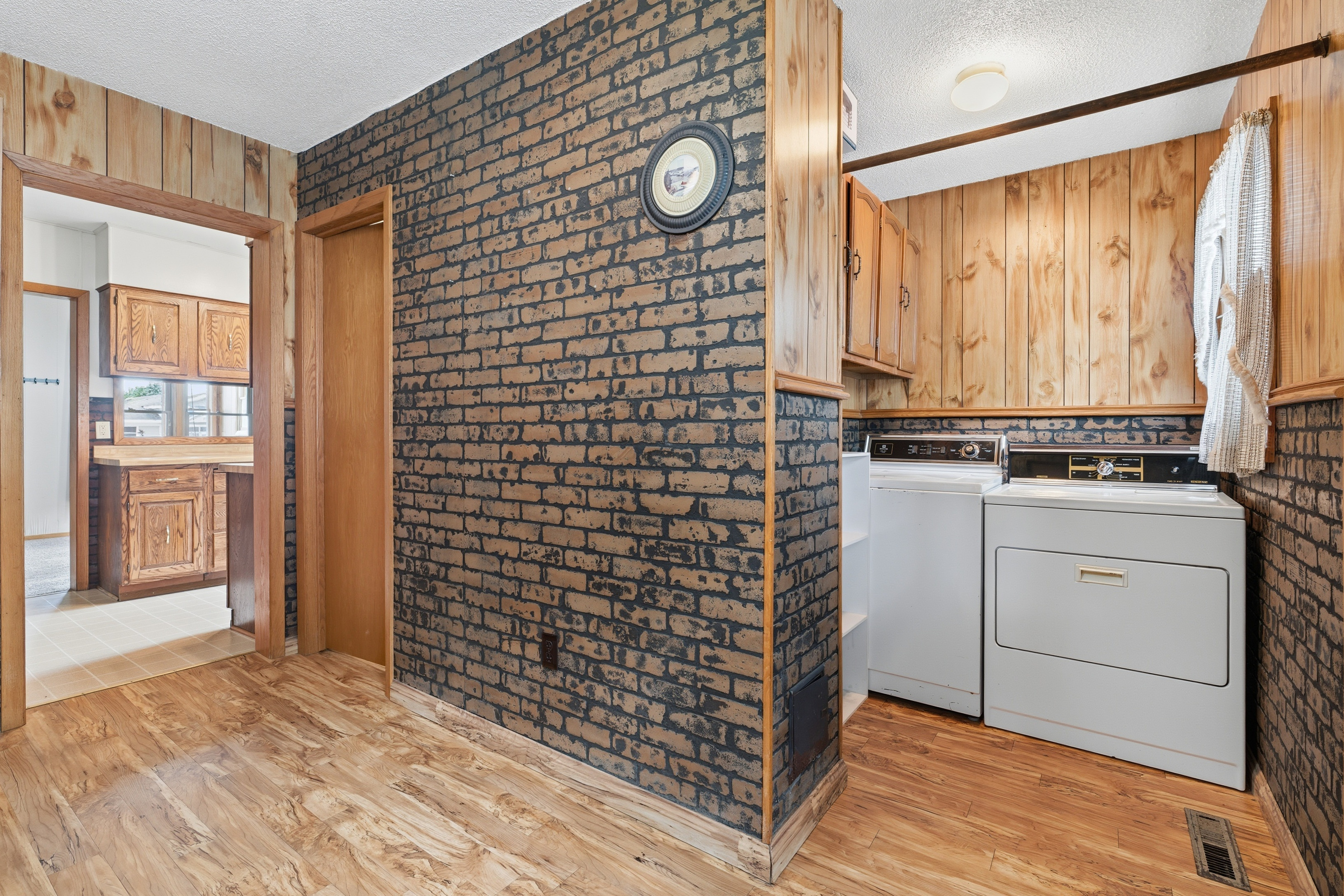 Charming Corner Lot Living in the Heart of Elgin - 物件實景