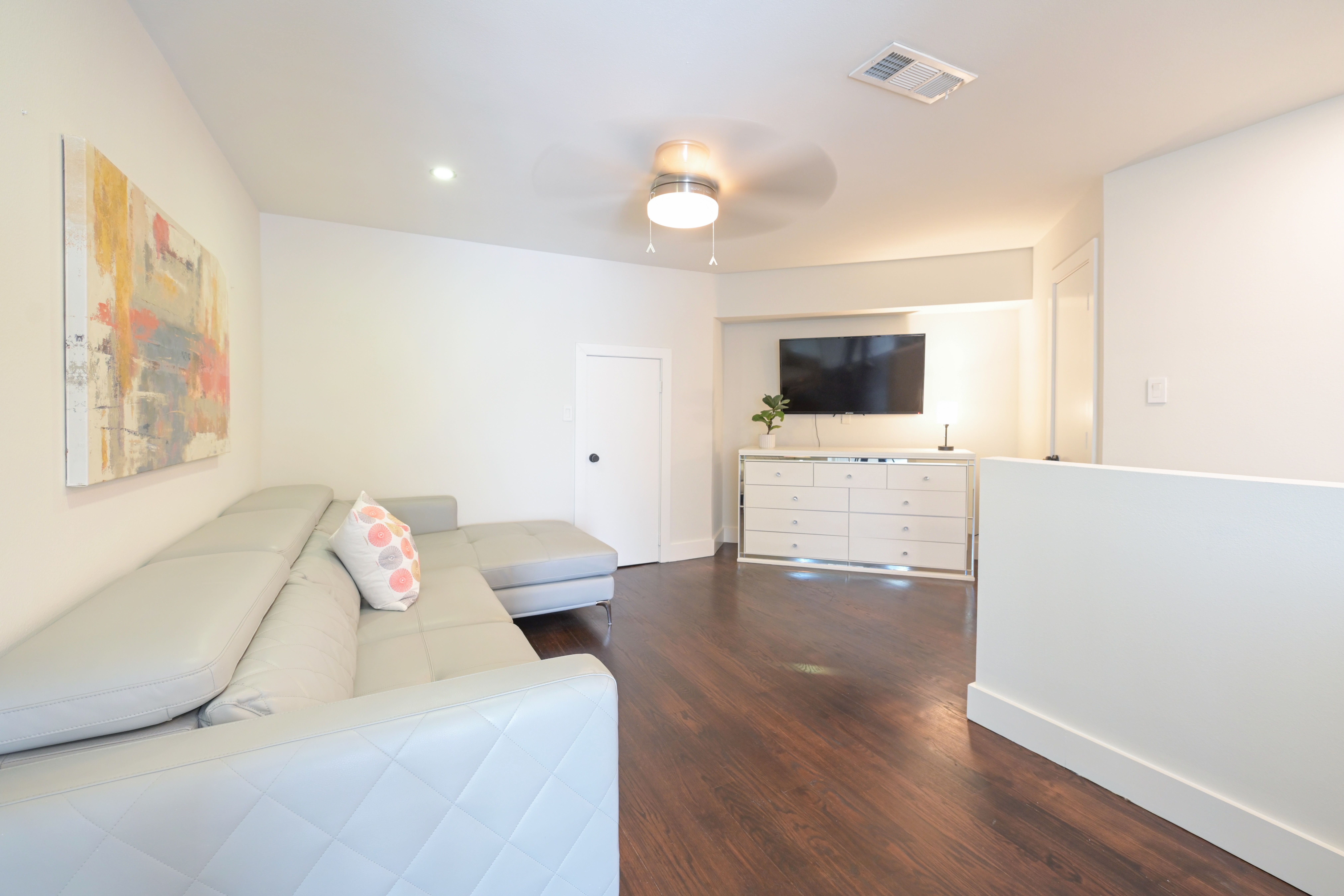  Desirable Corner Lot Home with Back Yard Oasis - 物件實景