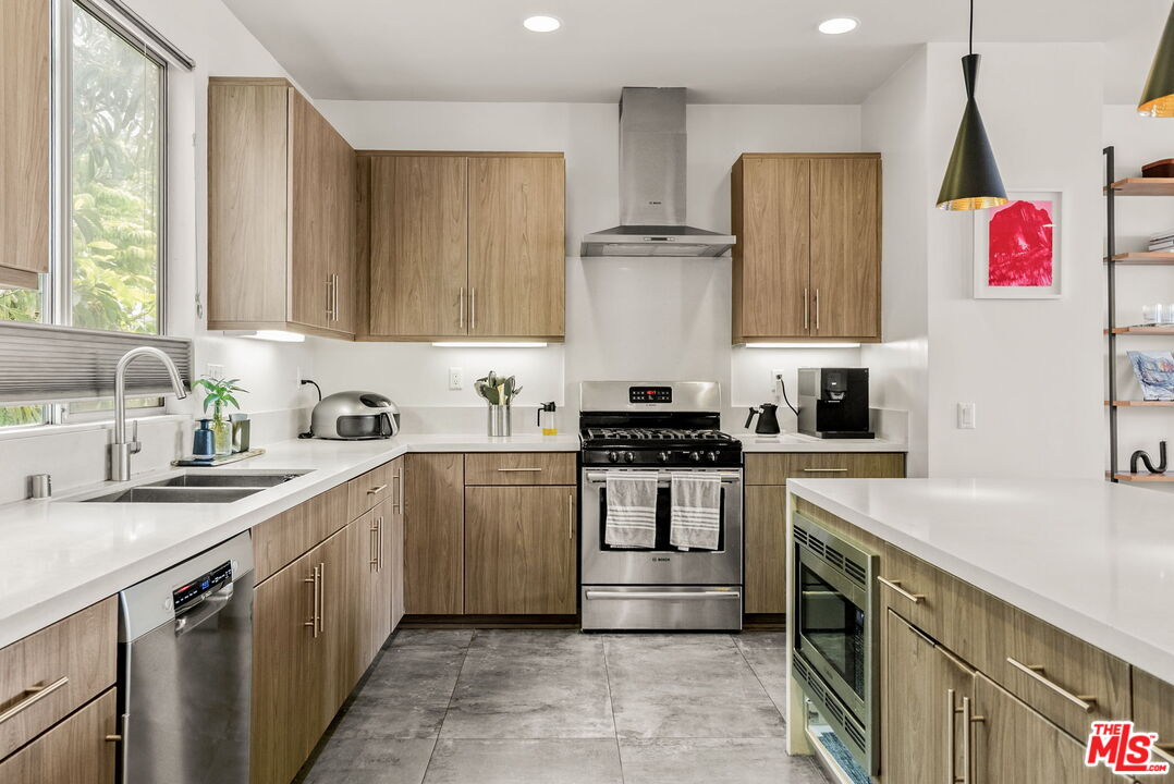 Los Angeles, California, 90026, United States, 3 Bedrooms Bedrooms, ,4 BathroomsBathrooms,Residential,For Sale,1829395