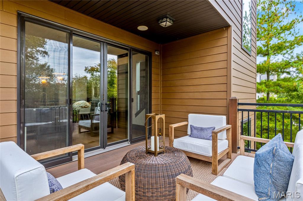 University City, Missouri, 63105, United States, 4 Bedrooms Bedrooms, ,5 BathroomsBathrooms,Residential,For Sale,1989585