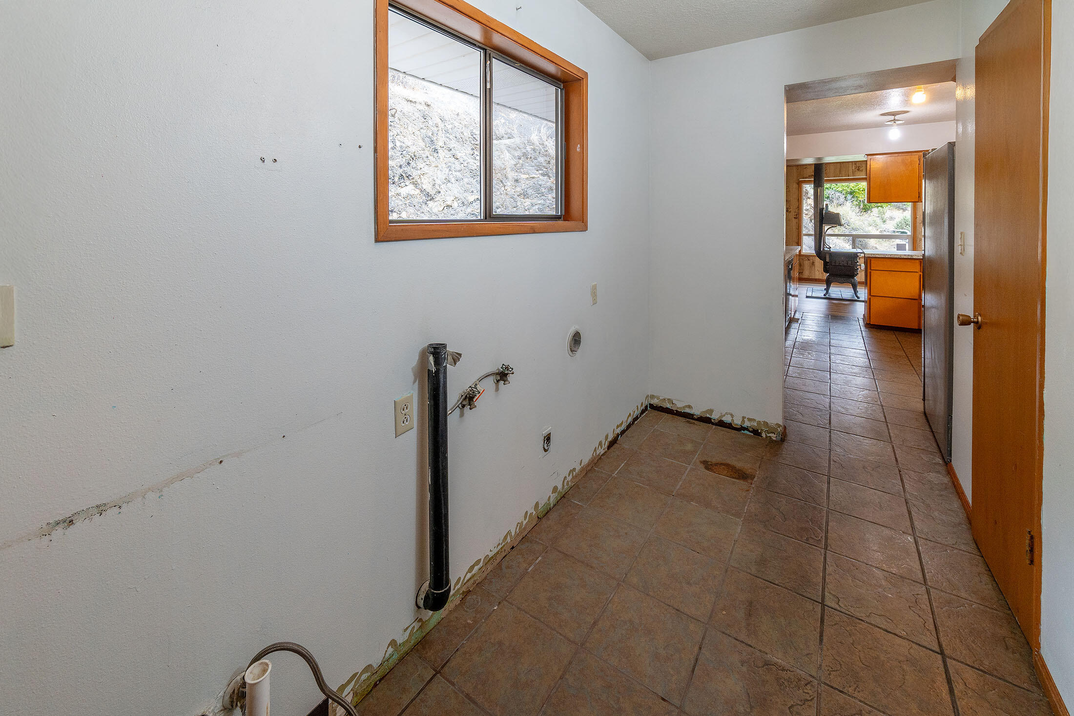 Mitchell, Oregon, 97750, United States, 3 Bedrooms Bedrooms, ,2 BathroomsBathrooms,Residential,For Sale,1965527
