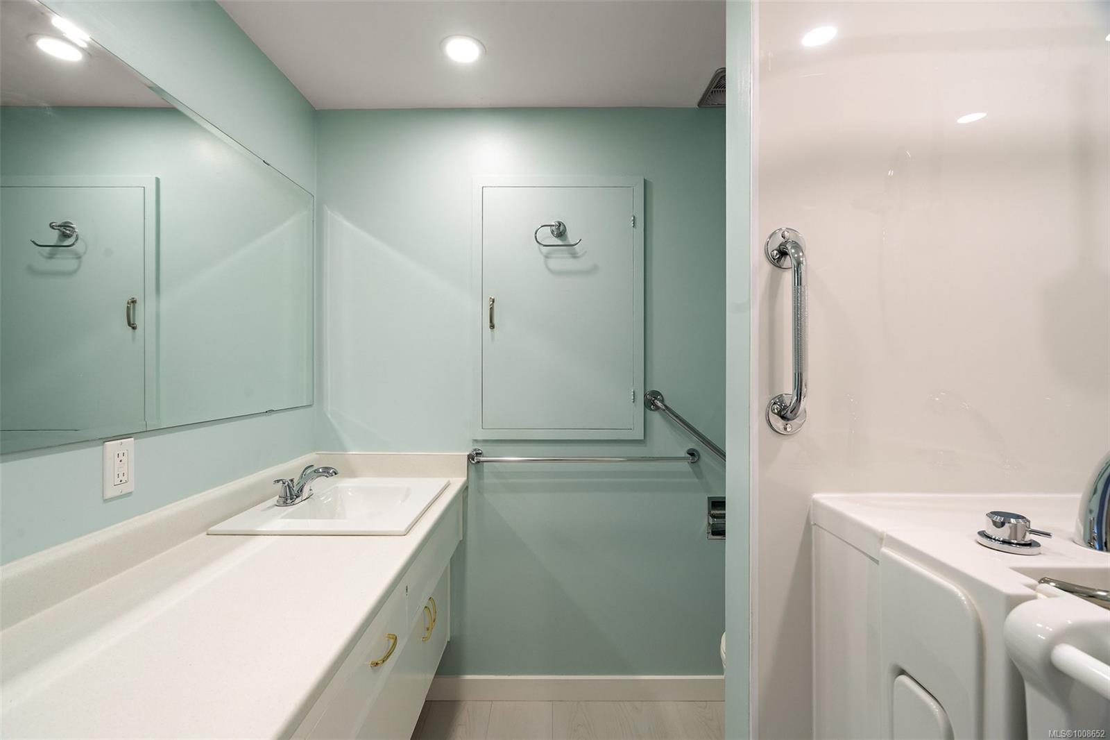 SAANICH, British Columbia, V8N 2E2, CA, 4 Bedrooms Bedrooms, ,Residential,For Sale,1949175