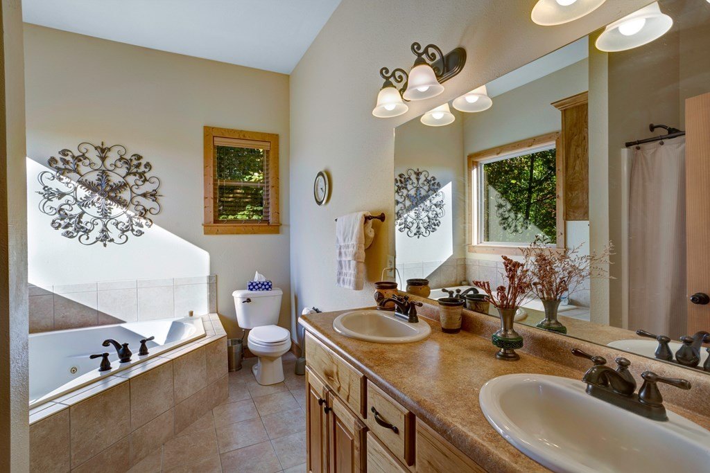 Hiawassee, Georgia, 30546, United States, 4 Bedrooms Bedrooms, ,5 BathroomsBathrooms,Residential,For Sale,1880672