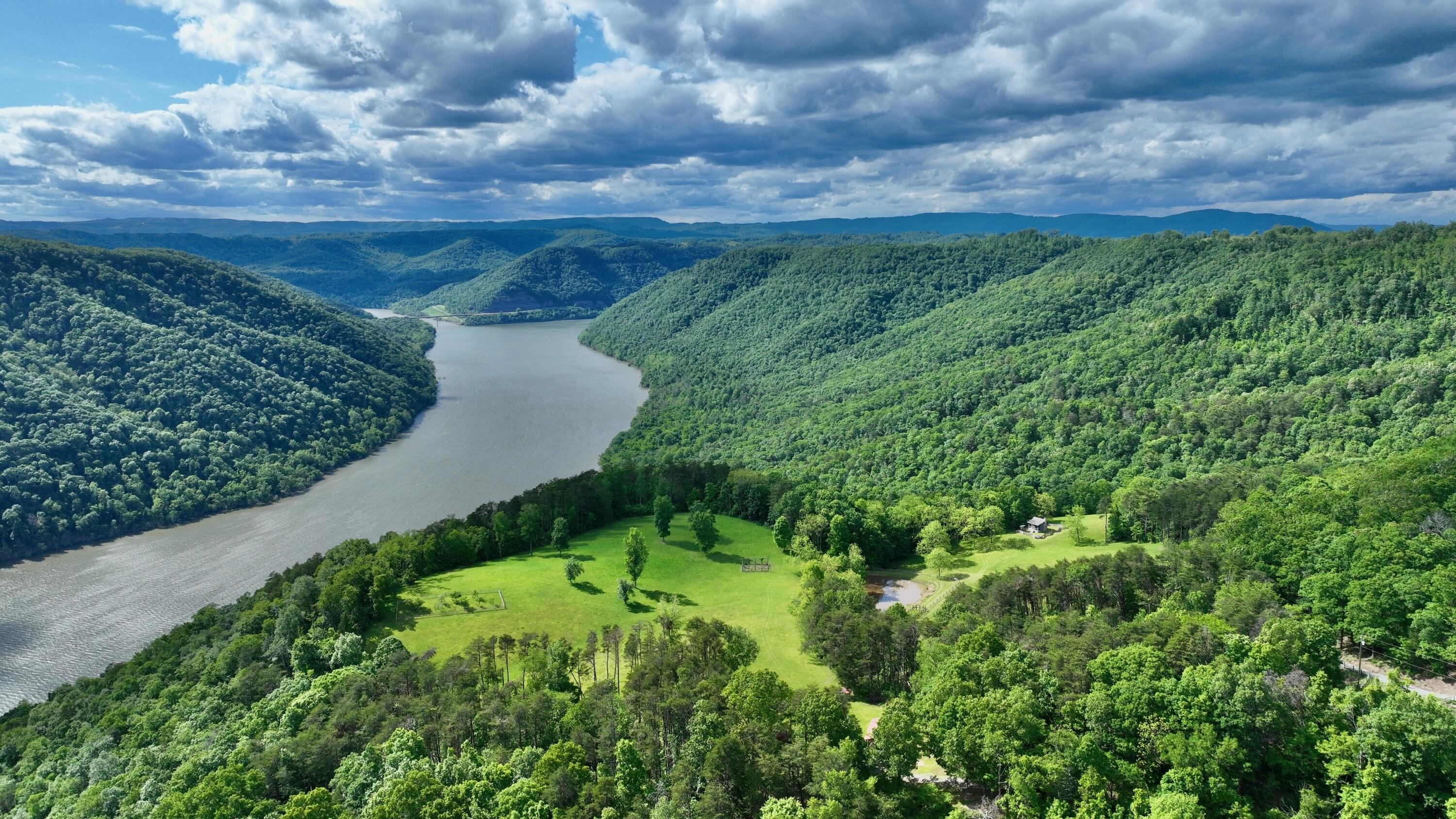 Hinton, West Virginia, 25951, United States, 3 Bedrooms Bedrooms, ,2 BathroomsBathrooms,Residential,For Sale,1847106