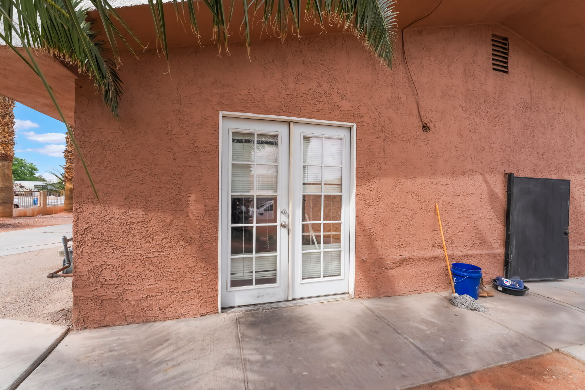 Las Vegas, Nevada, 89104, United States, 4 Bedrooms Bedrooms, ,2 BathroomsBathrooms,Residential,For Sale,1924151