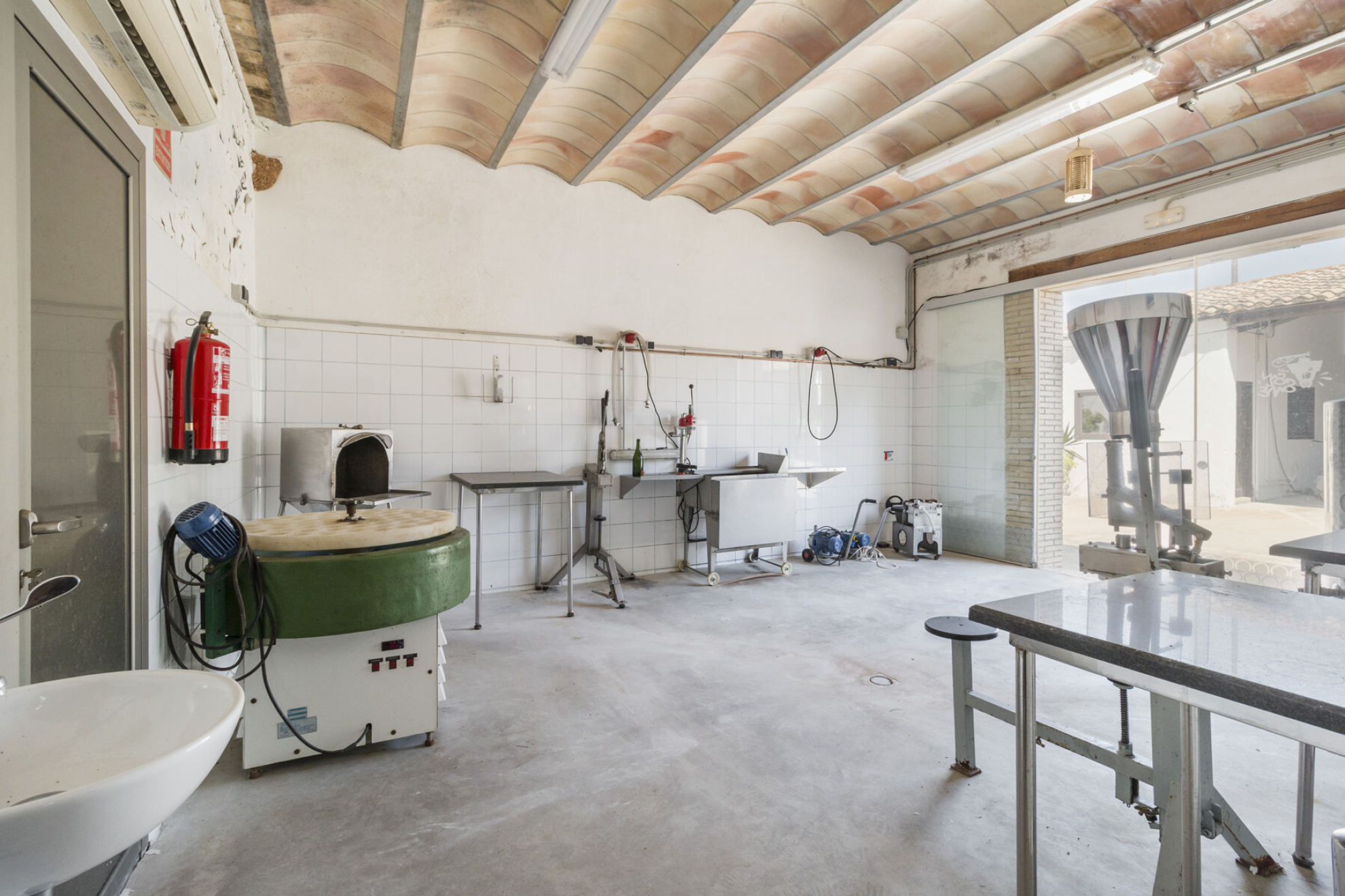  Historic Winery Estate with Vineyards in Penedes for Sale. - 物件實景