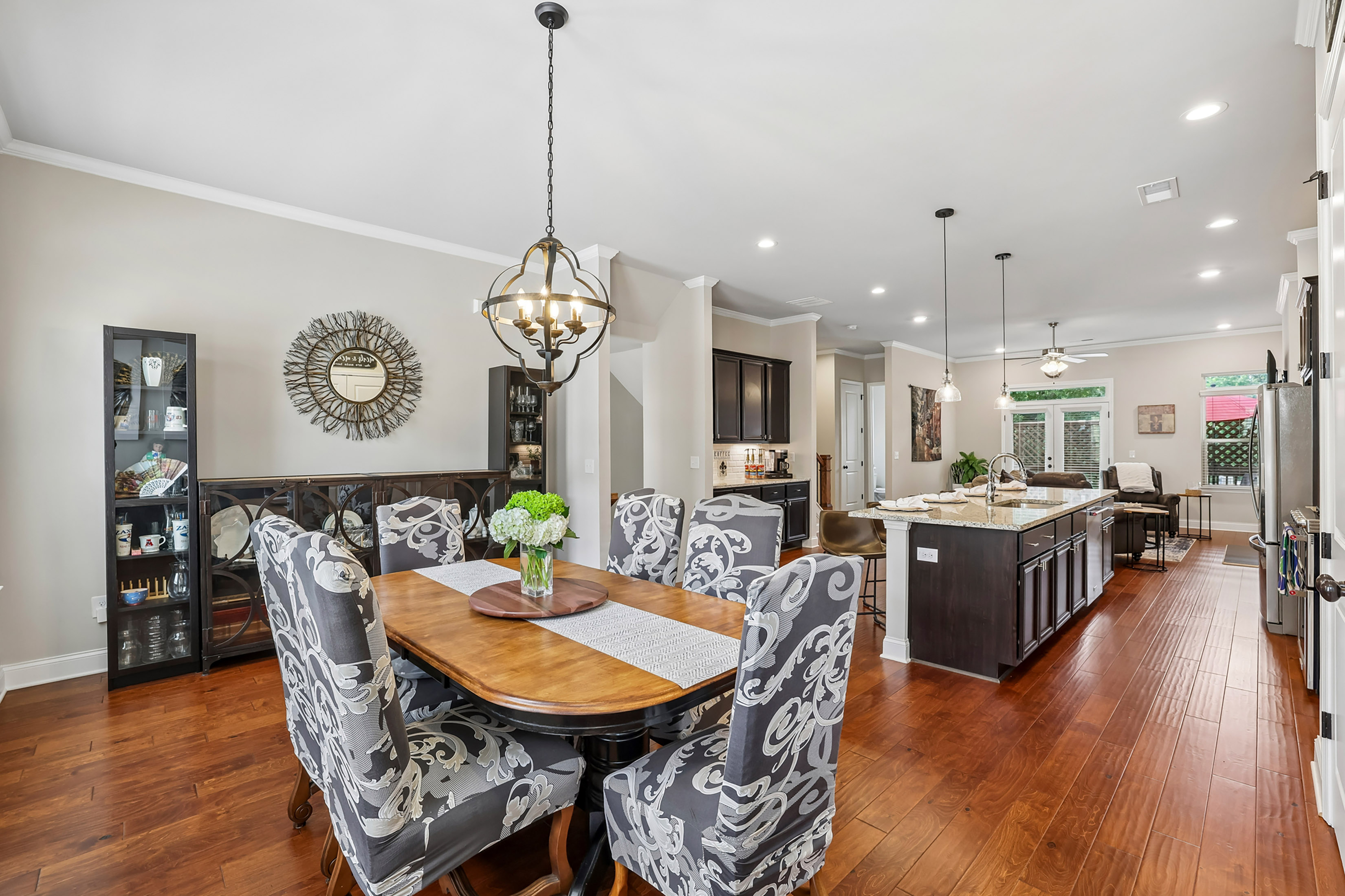  Modern Elegance in Beautifully Designed Townhome - 物件實景