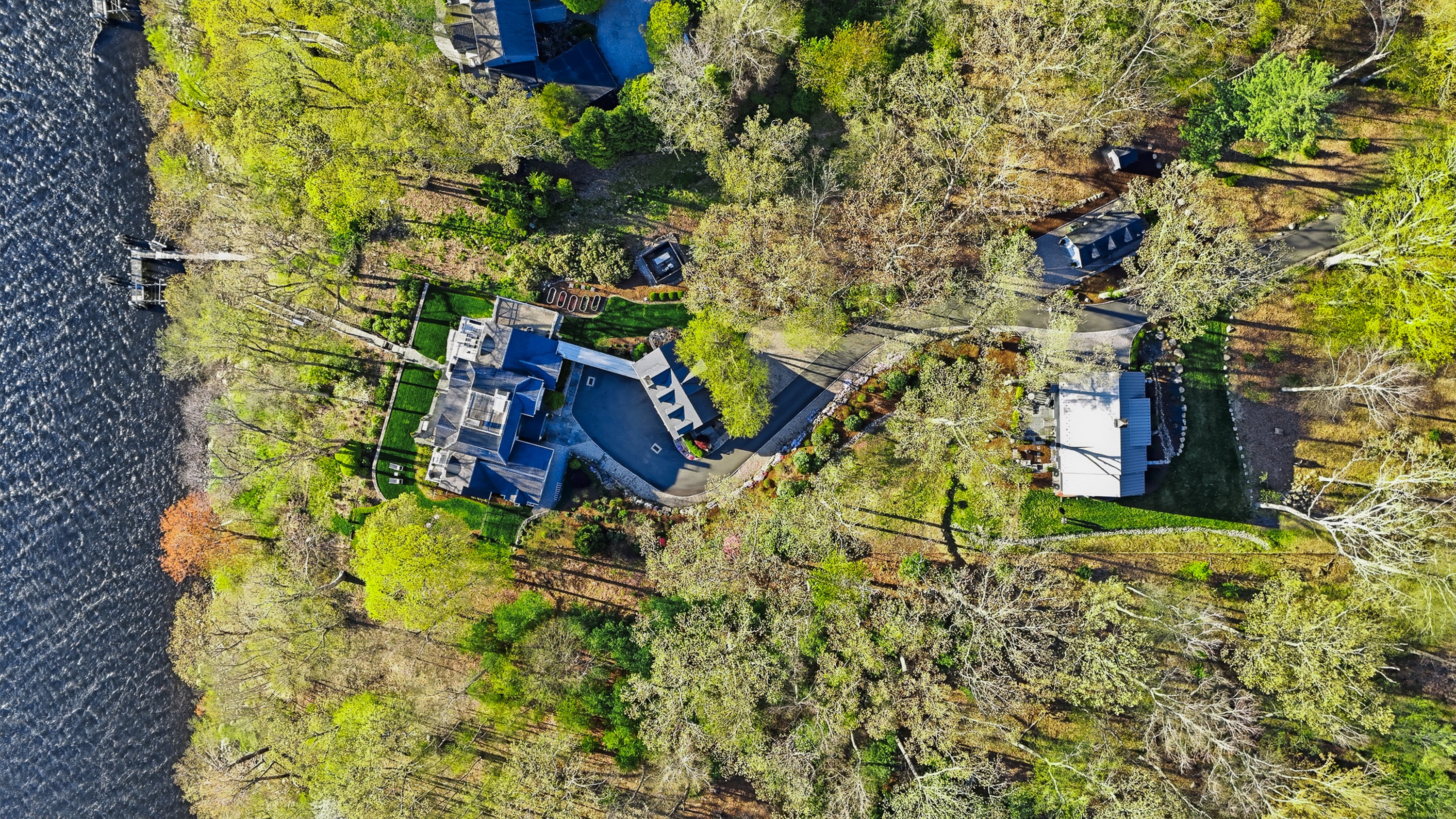  Extraordinary Waterfront Compound Offers Luxury Coastal Living - 物件實景