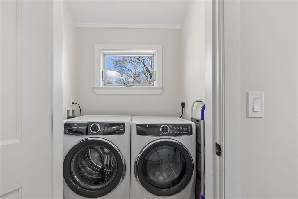 Amesbury, Massachusetts, 01913, United States, 2 Bedrooms Bedrooms, ,2 BathroomsBathrooms,Residential,For Sale,2049079