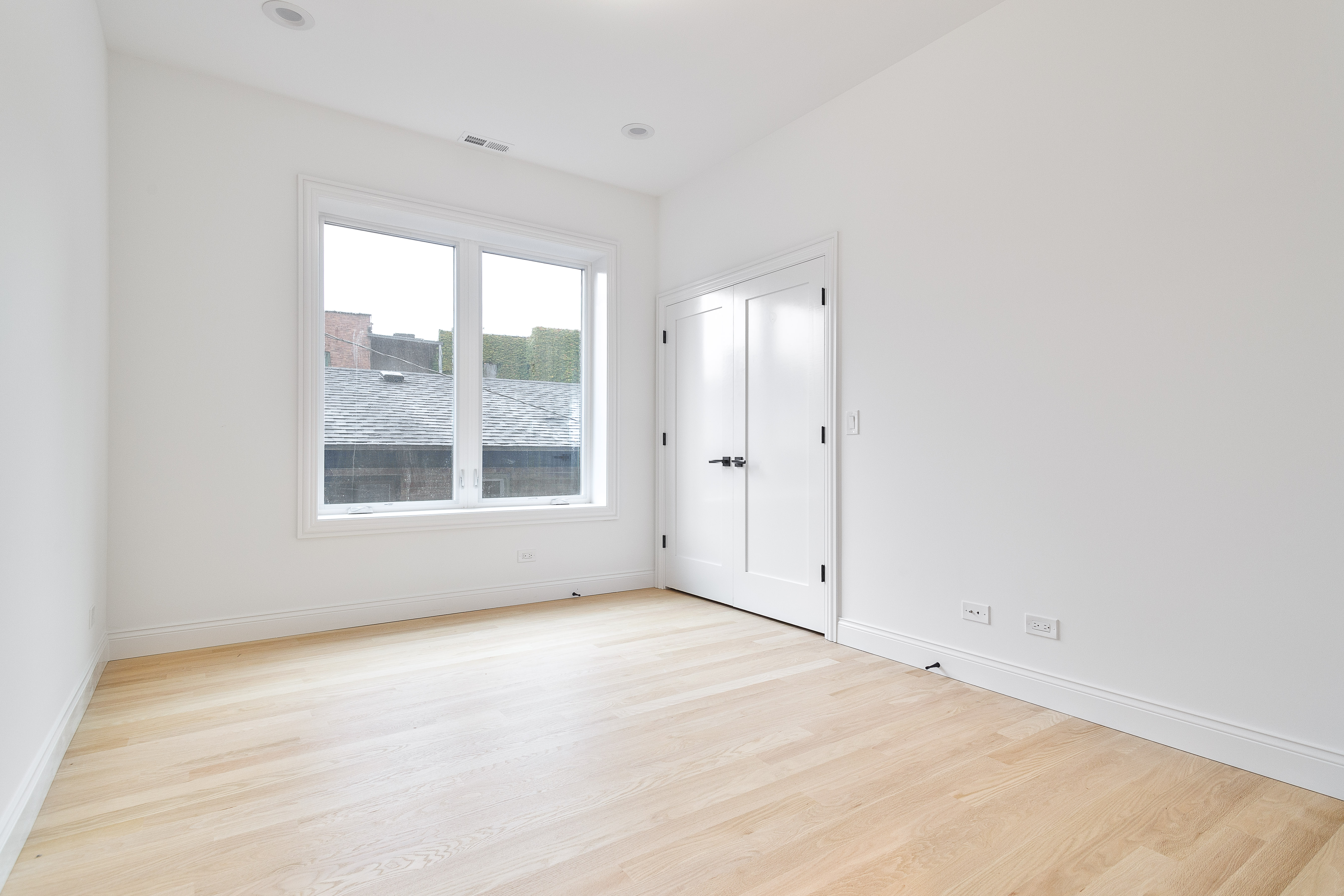  Experience Elevated Living in this Sun-filled Second-floor Simplex - 物件實景