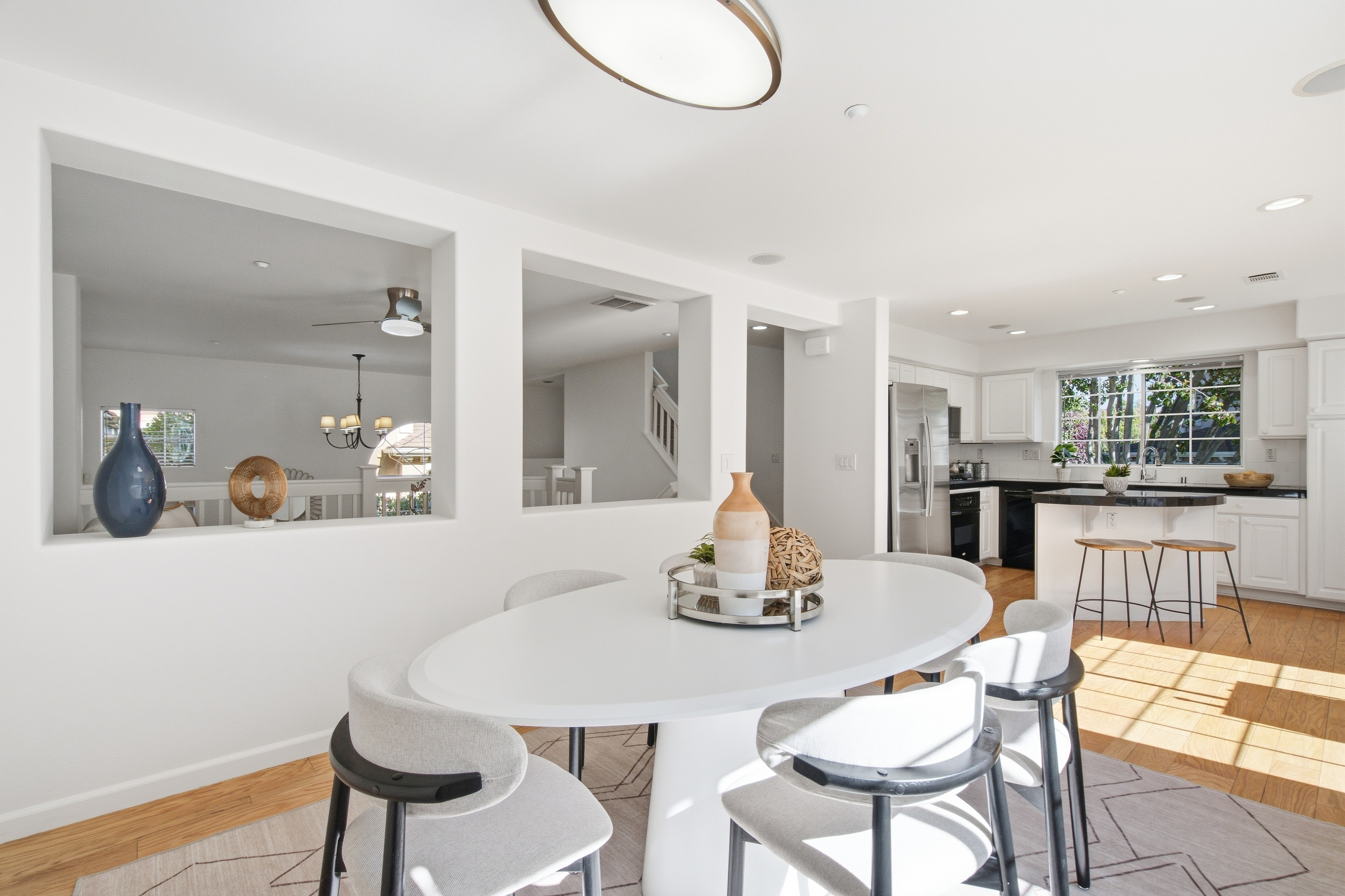  Beautifully Updated End-Unit with Reserve Views - 物件實景