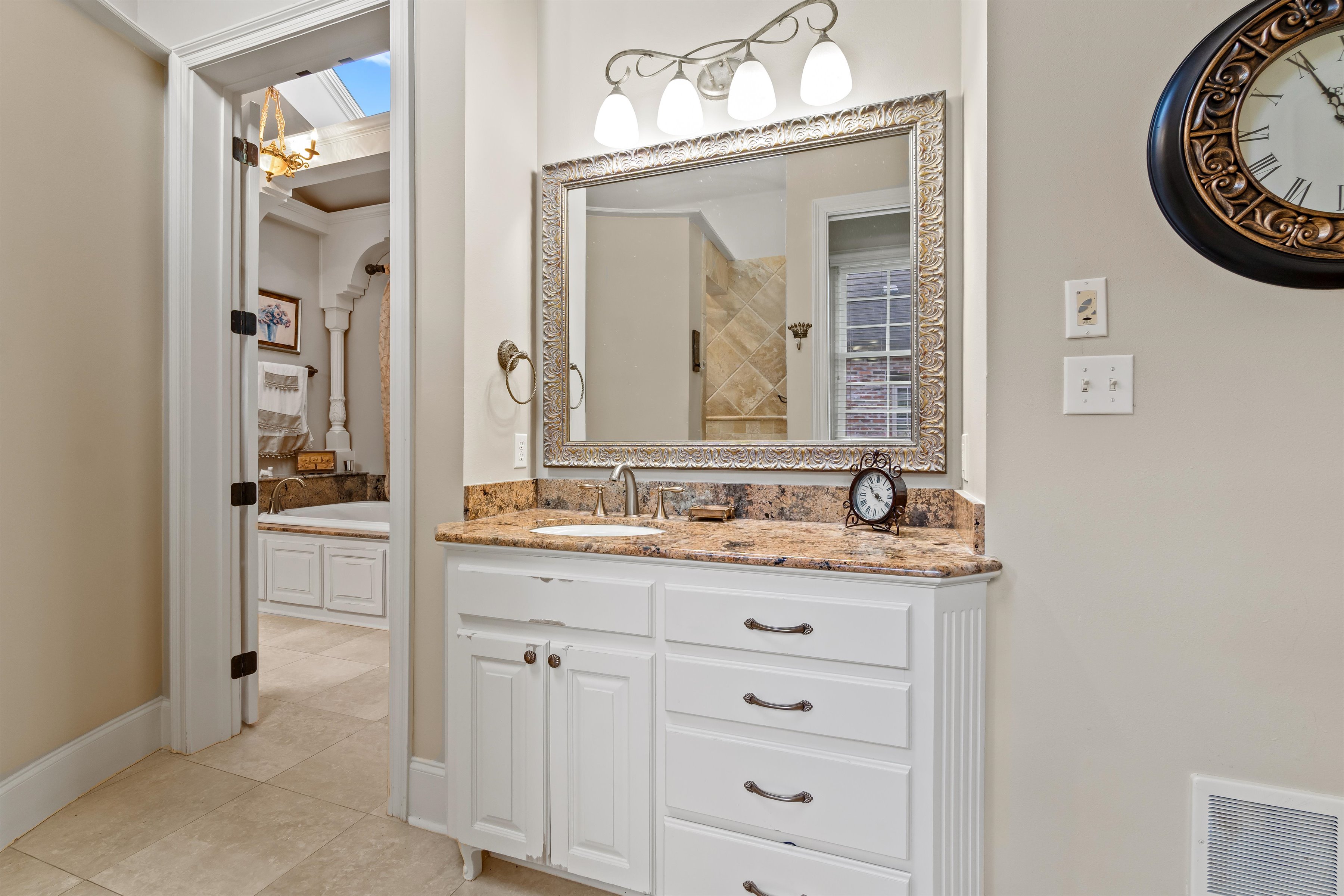 Baton Rouge, Louisiana, 70810, United States, 5 Bedrooms Bedrooms, ,6 BathroomsBathrooms,Residential,For Sale,2002046