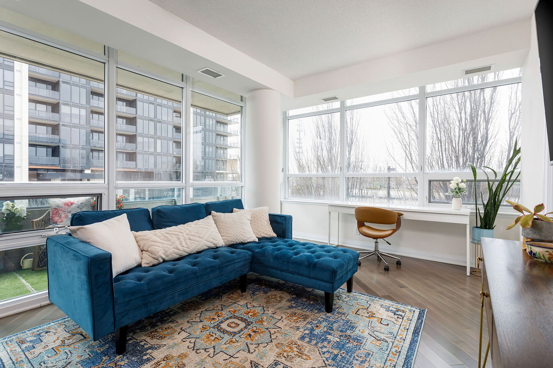  Spacious and Bright Condo - 物件實景