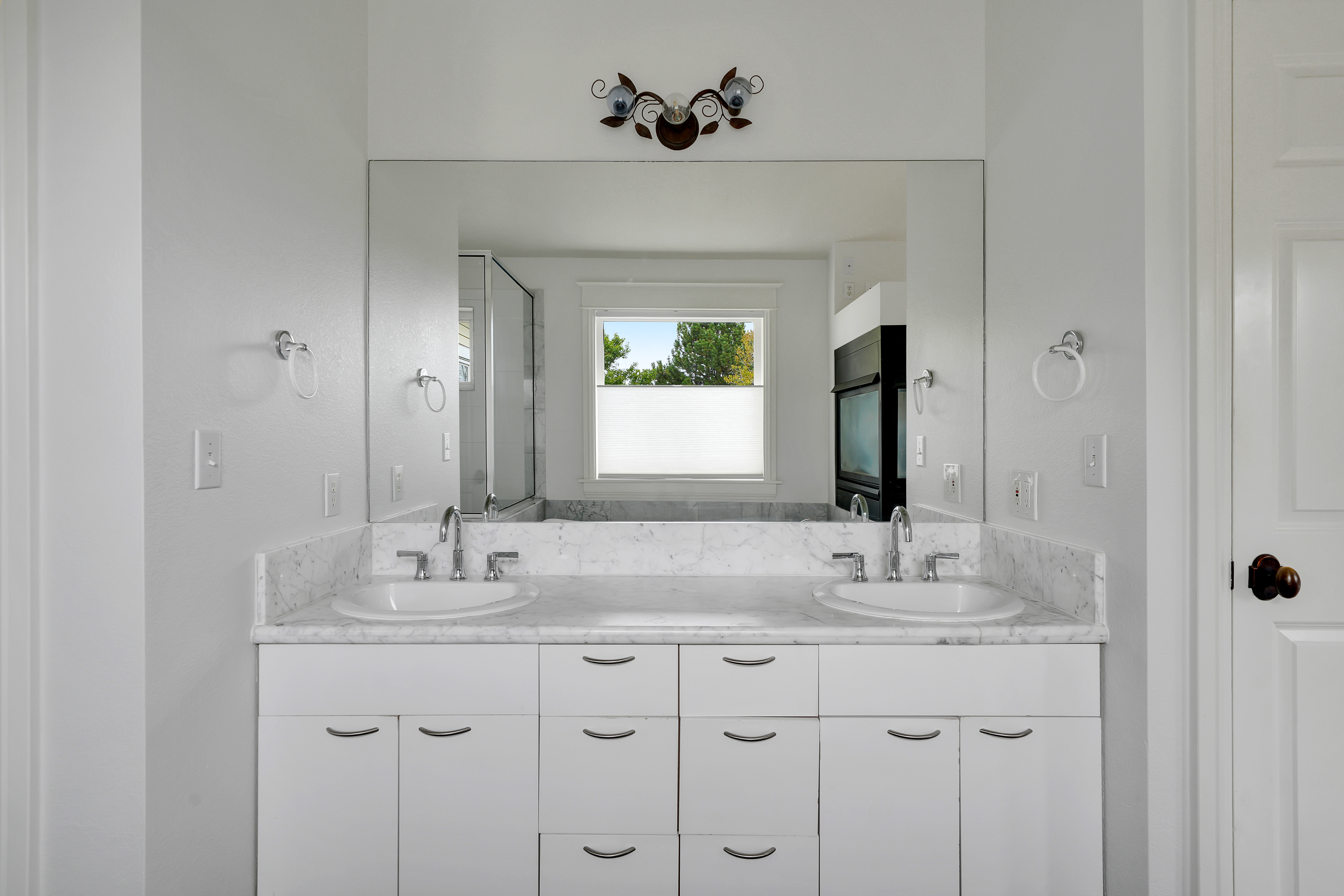  Custom Home with Vaulted Ceilings, Sauna and Wine Storage - 物件實景